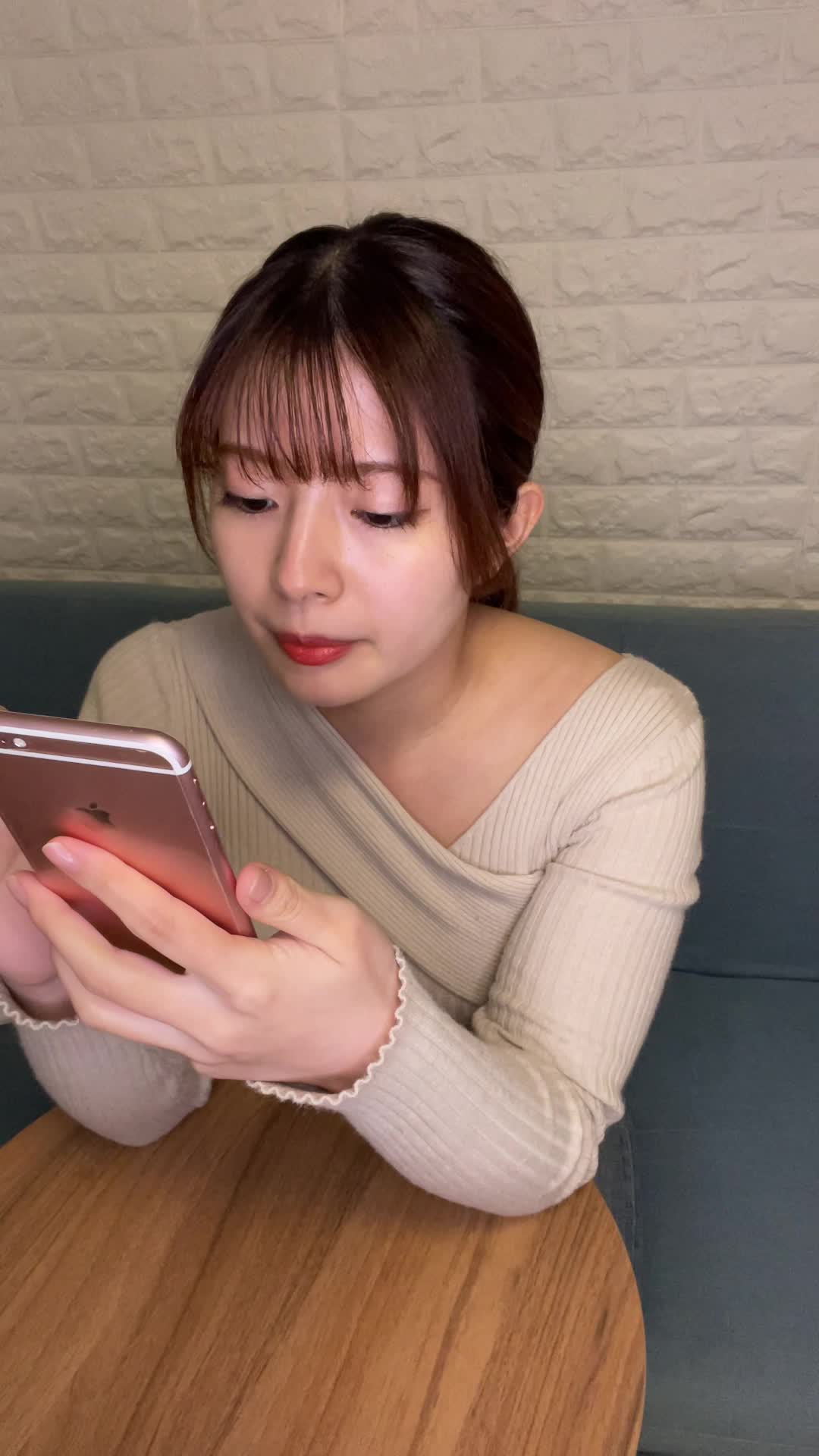 テーブルでスマホを見ながら、「体調を整える方法を必死に検索する」真剣な表情