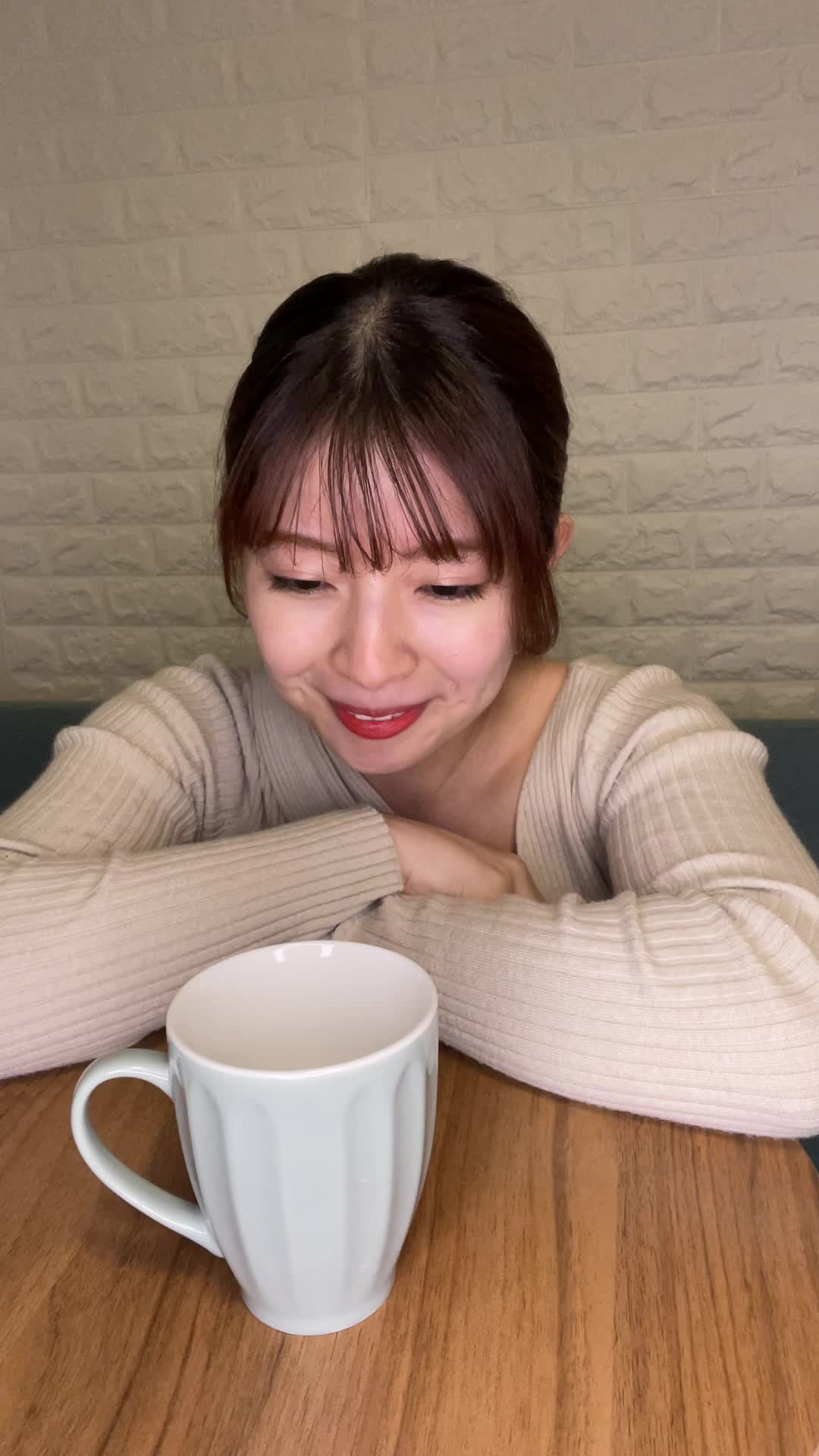 テーブルで飲み物を前に置き、「これが体に効けば嬉しい」と試す前の期待の様子