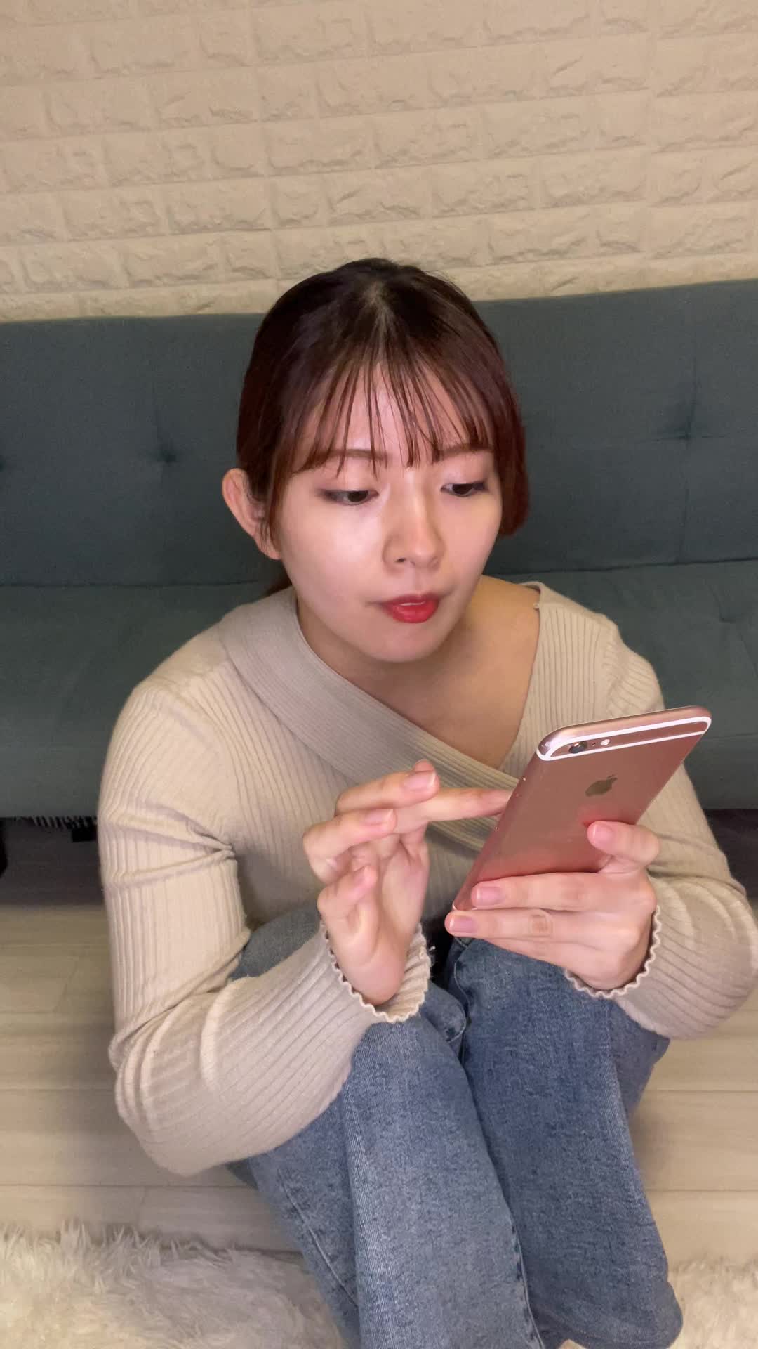 床でスマホを操作しながら、「健康ドリンクが自分に合うか調べている」真剣な姿