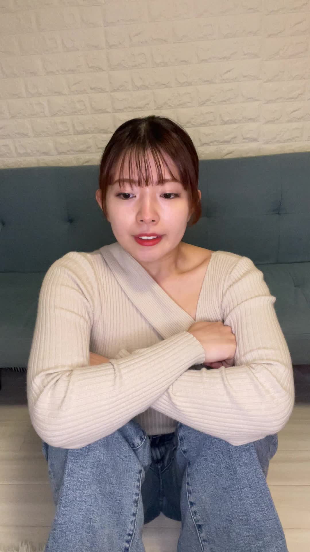 床で両手を膝に置き、「健康ドリンクで元気を取り戻したい」と決意を固める姿