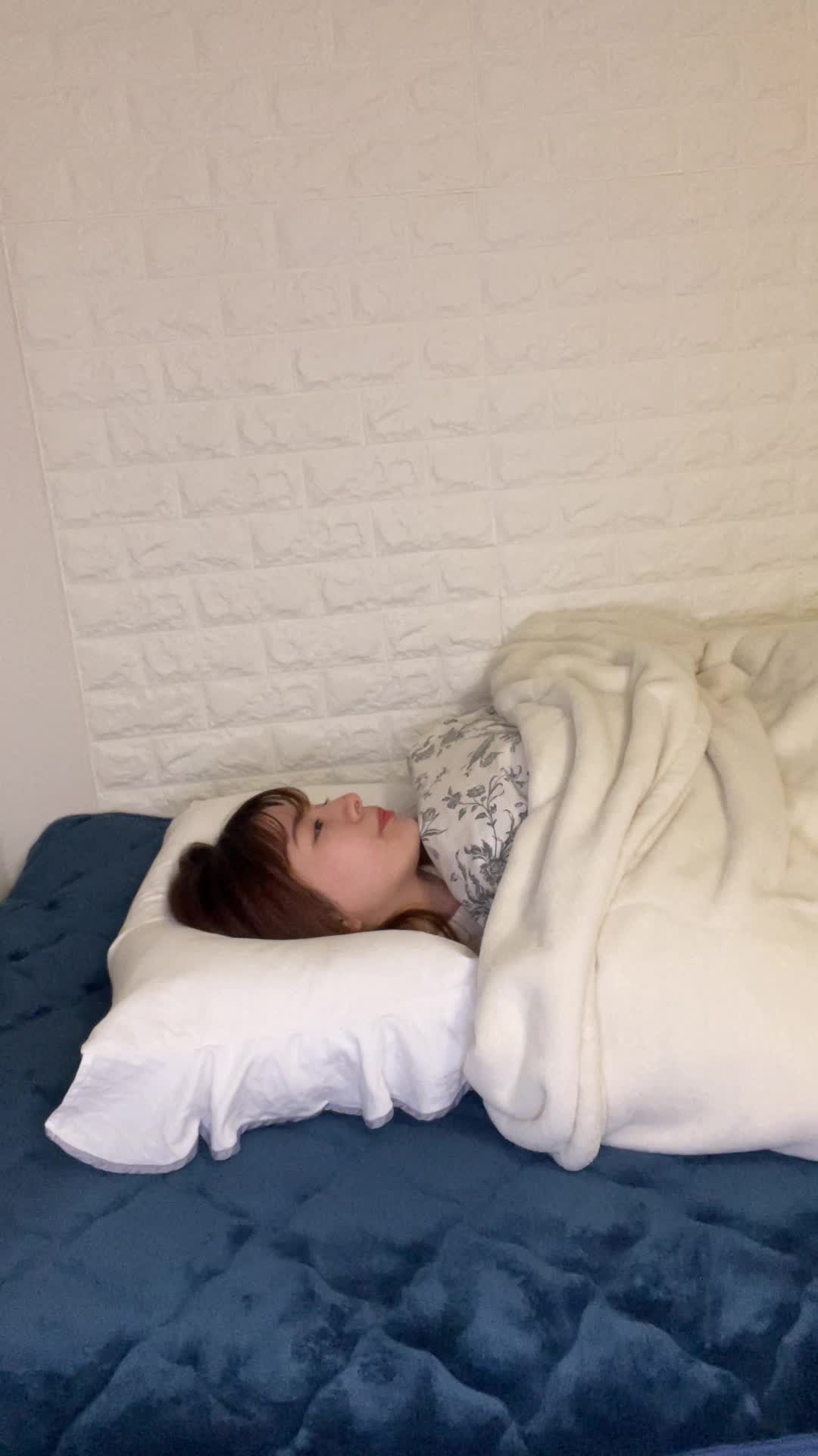 ベッドで横になり、「朝から体がだるくて起き上がれない」とうつ伏せになる動作