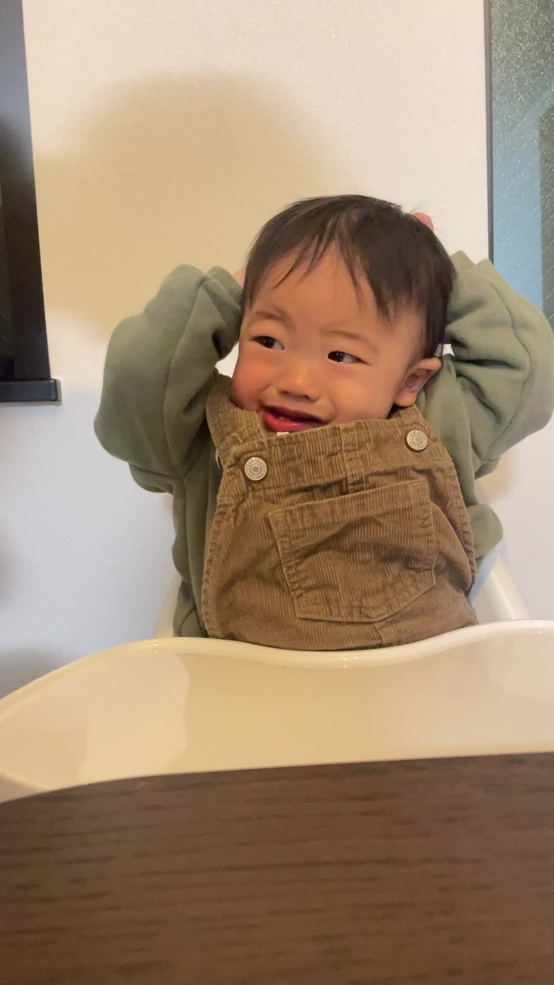 椅子に浅く腰掛け、顔に手を当てて「これをどう解くんだ…」と悩む姿