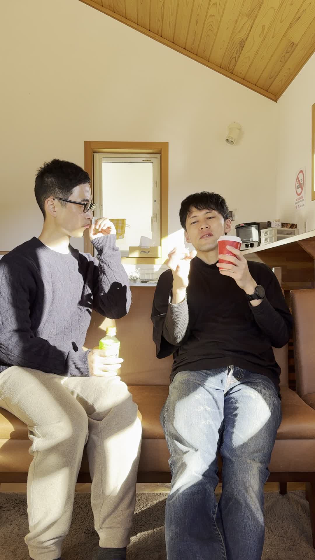 ソファで友達と話しながら、「自分の匂いに気を遣っている」様子をさりげなく見せる仕草
