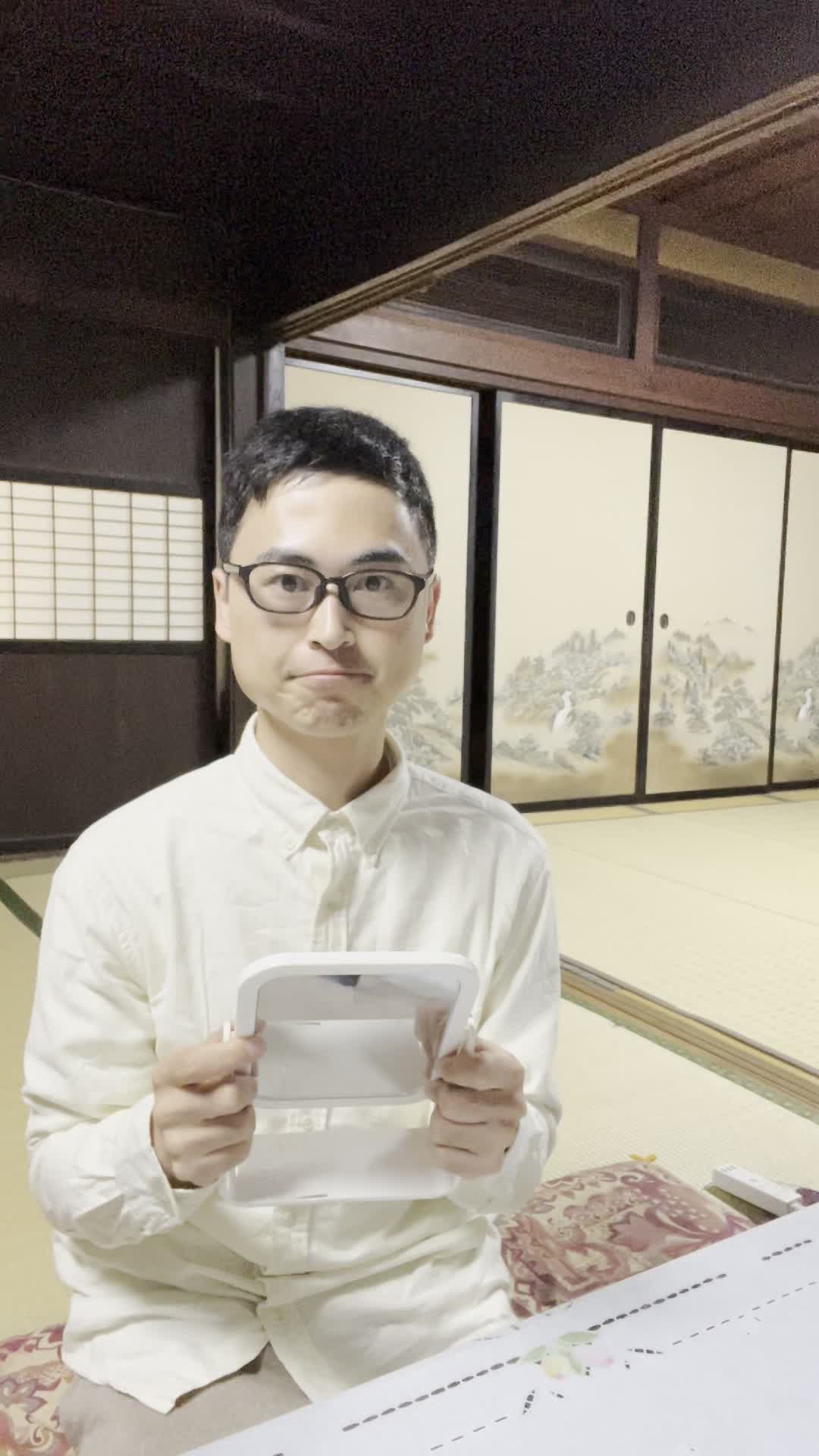 テーブルで鏡を見ながら、「体臭ケア後の自分に自信を持つ」満足げな表情