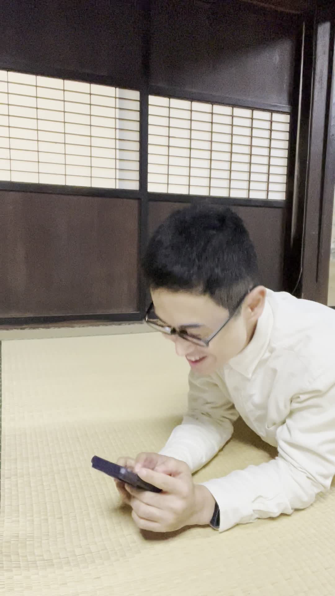 床でスマホを持ちながら、「これを使えば変わるかも！」と期待する動作