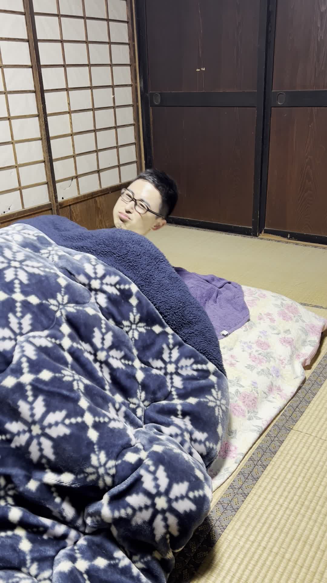 ベッドで横になり、「次の会議の前にどう対策しよう」と少し不安げな顔を見せる姿