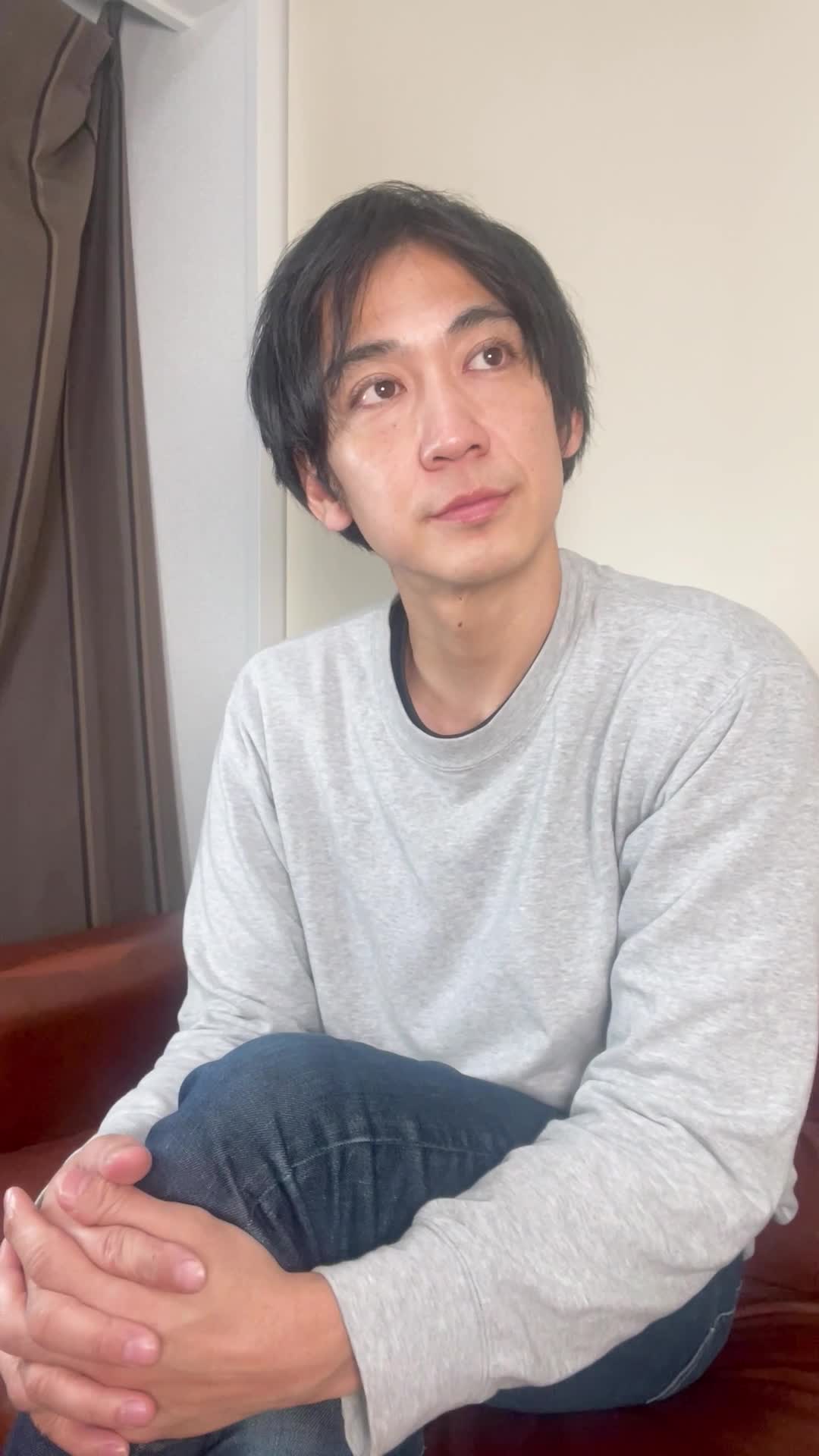 ソファで友達と話しながら、「希望する職種について相談する」リラックスした姿