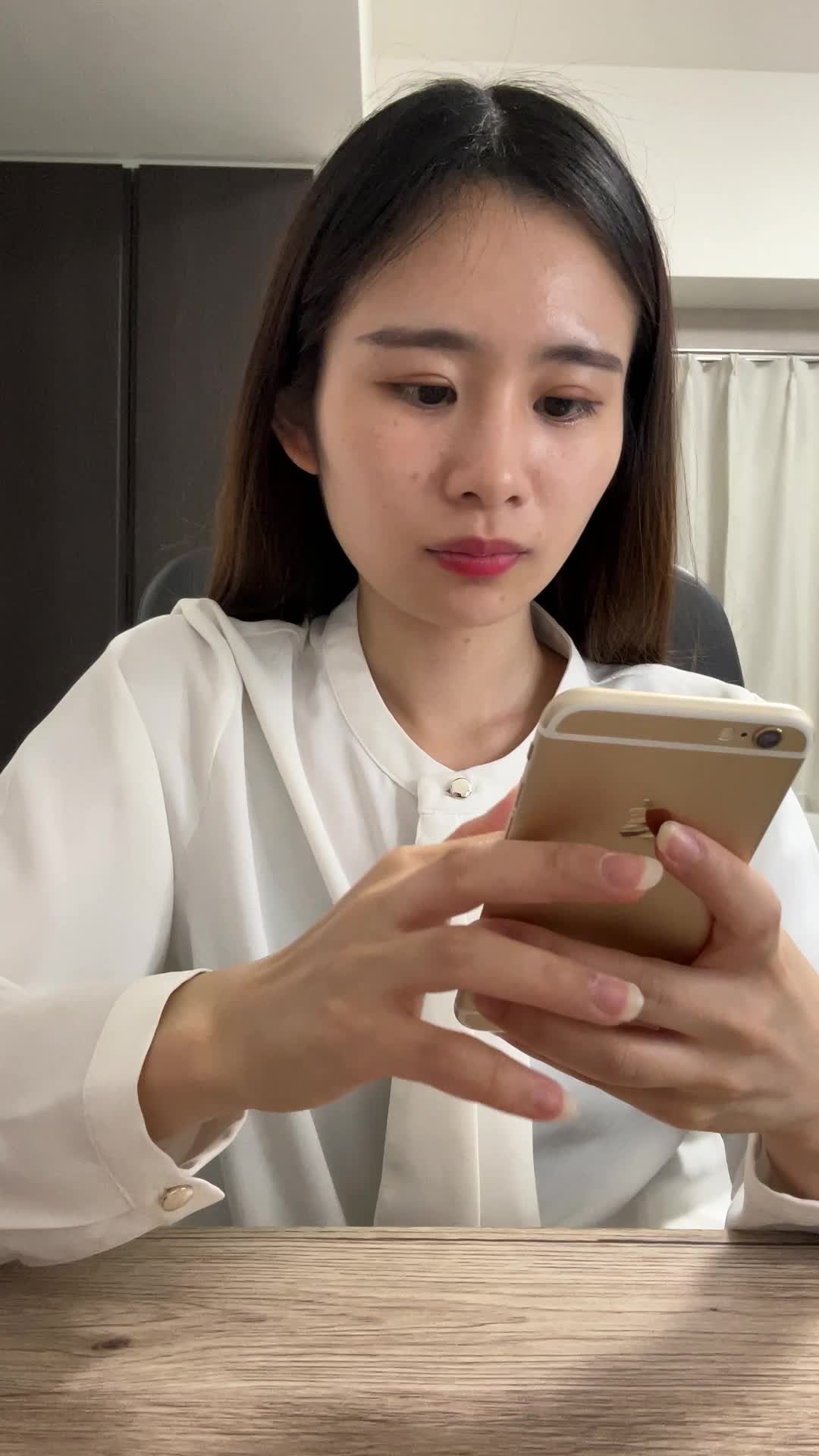 スマホで面接のスケジュールを確認している