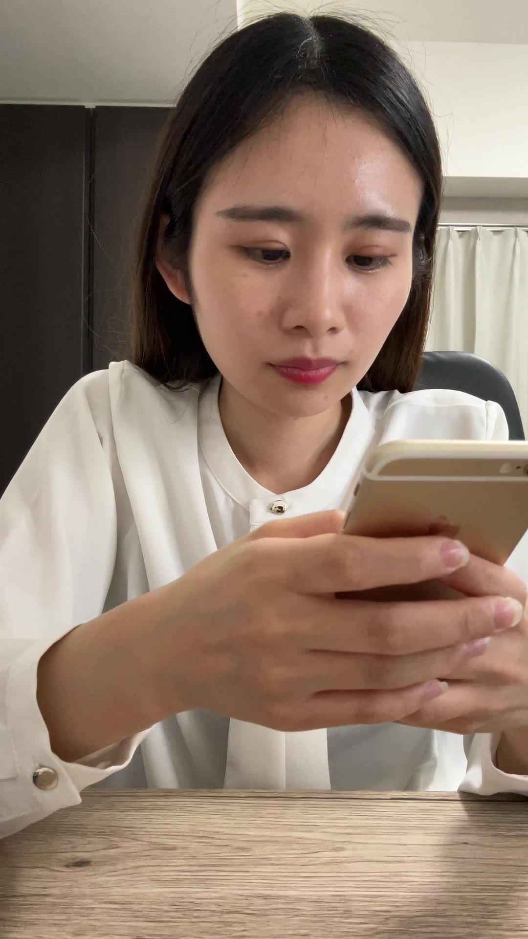 スマホで友人とメッセージをやり取りしている