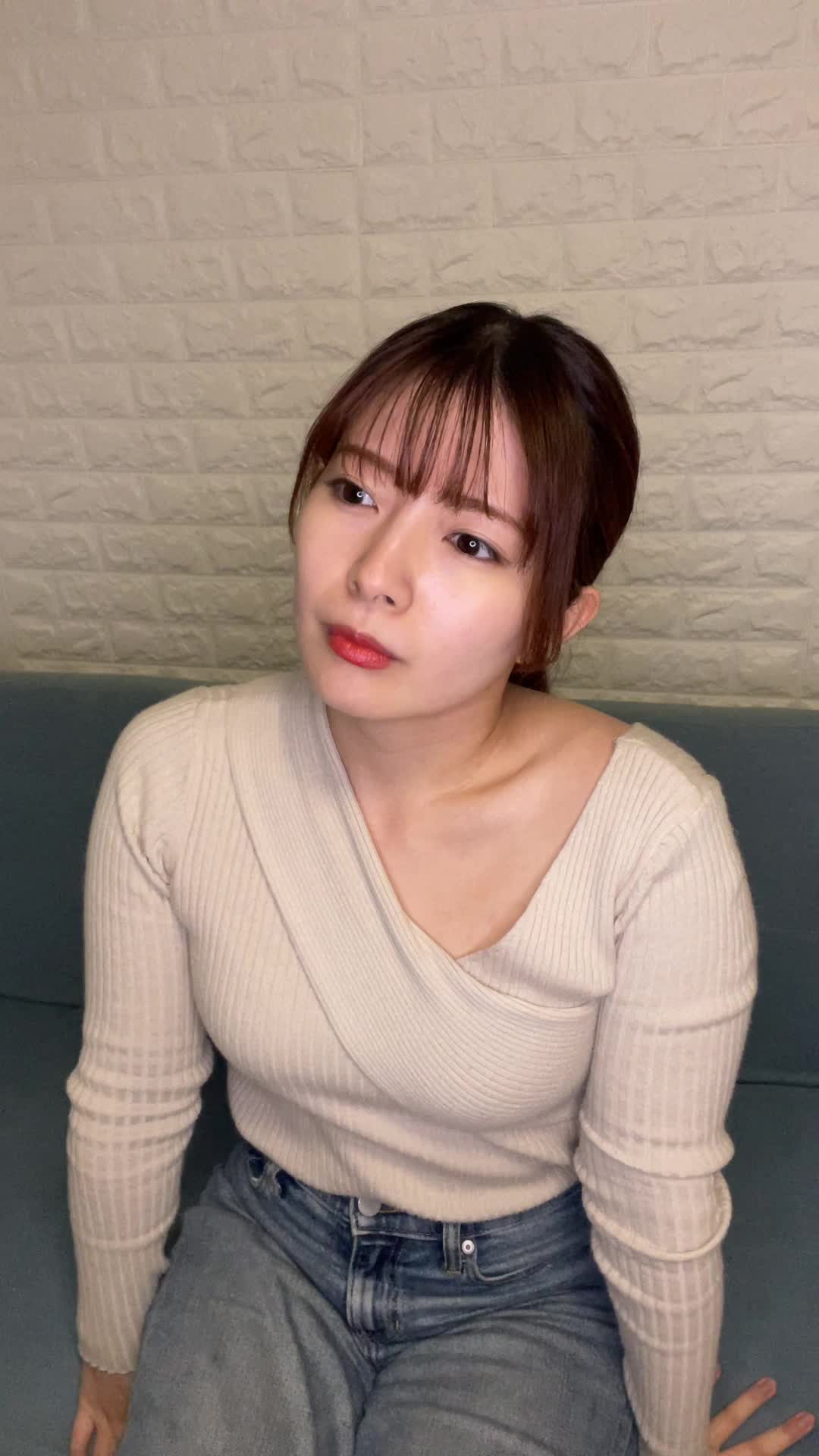 椅子に浅く腰掛け、「飲み物で少しでも元気を取り戻せる？」と悩む様子