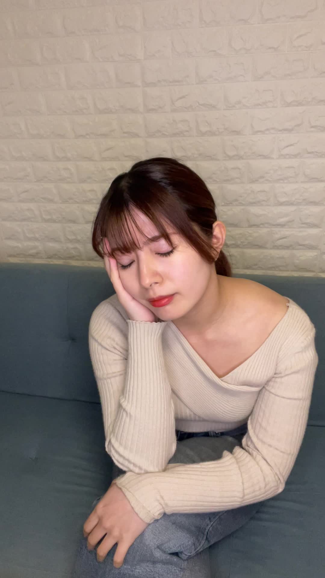 椅子に深く腰掛け、「体調を戻す方法をじっくり考えている」集中した表情