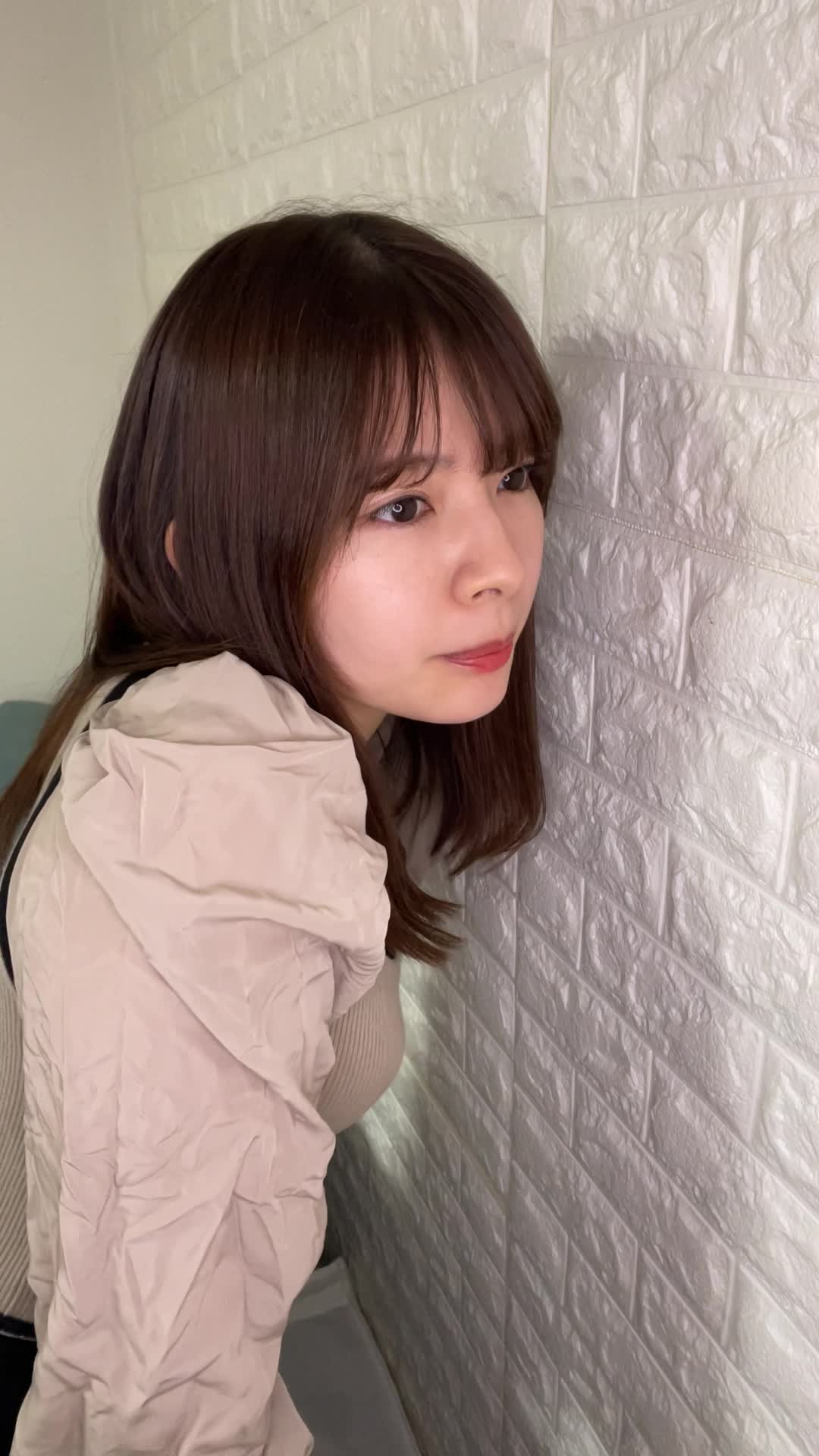 壁に耳を当てて何かを聞いているような仕草