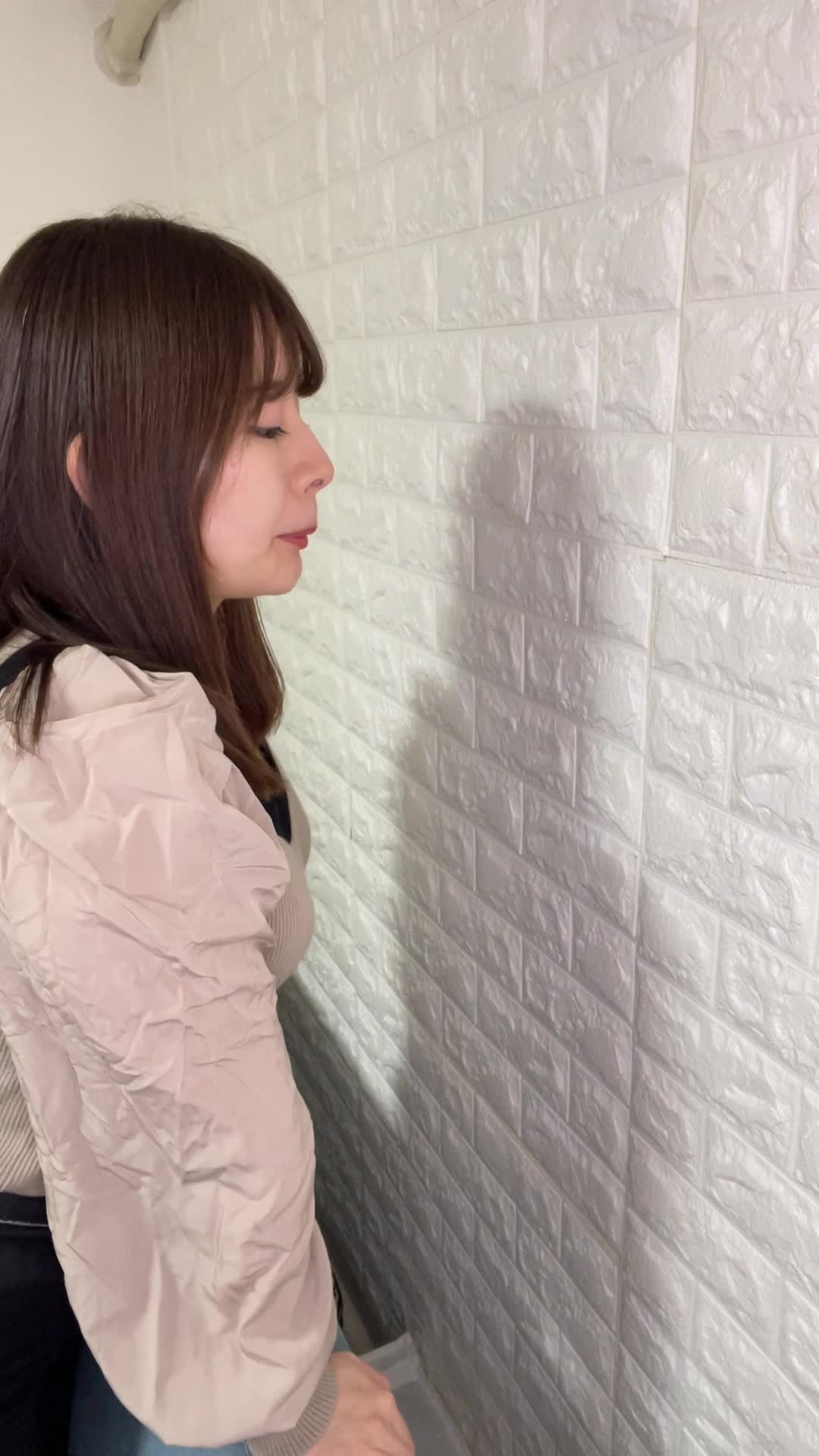 壁に近づいて軽くノックしながら耳を傾ける