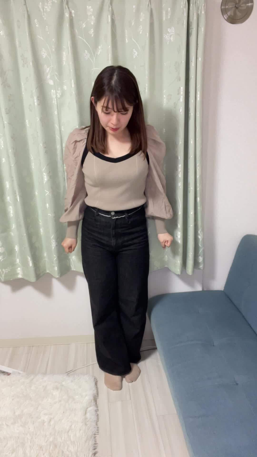 軽く床を踏みながら音を確認するような仕草