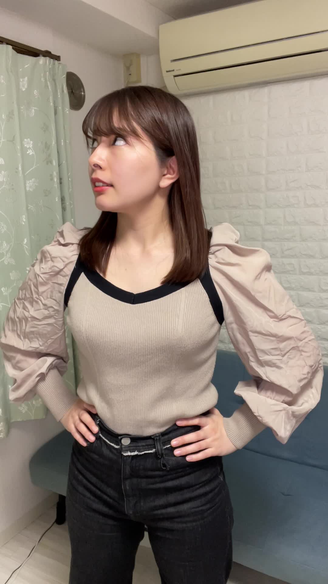 両手を腰に当てて部屋全体を眺め回している
