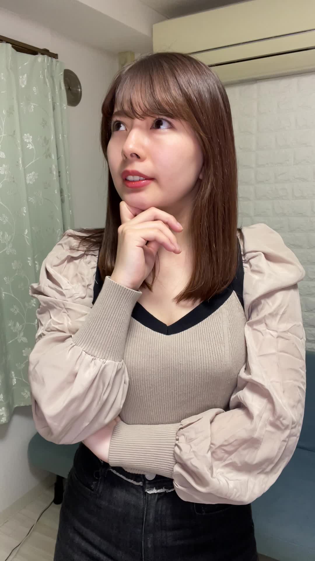 手を顎に当てて、考え込むように部屋を見回す