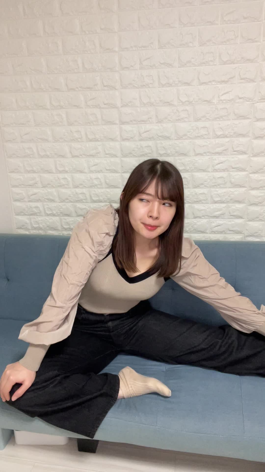 軽くストレッチをしながら部屋を見渡す