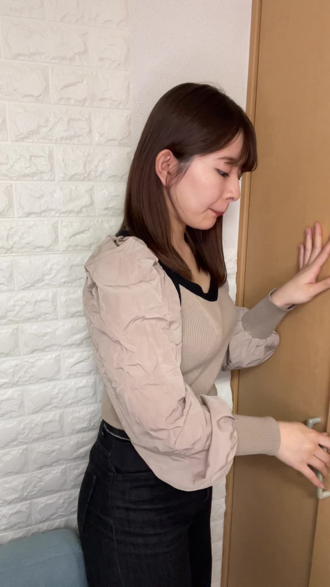 ドアの開閉を繰り返しながら動作を確認するような仕草
