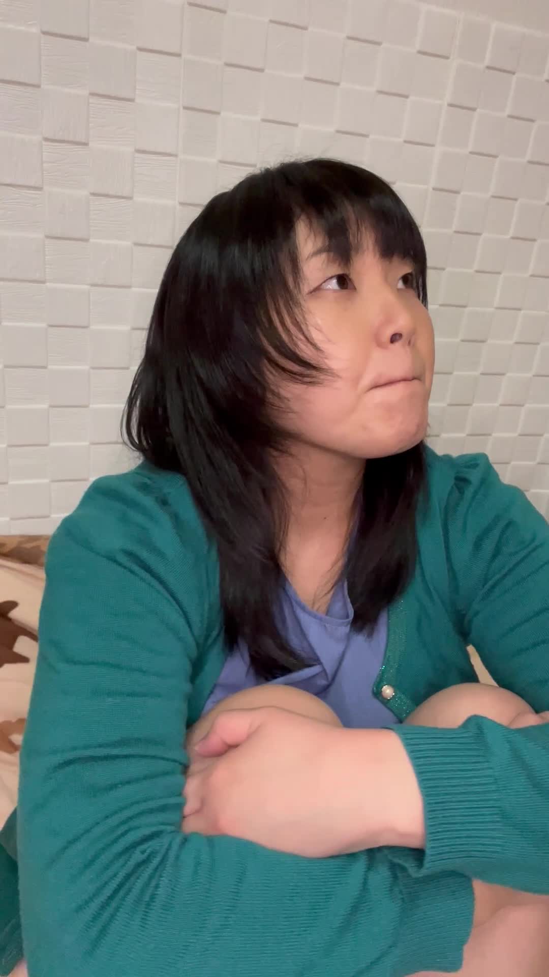 ソファで膝を抱えながら、「変わるのが怖いけど楽しみ」と複雑な気持ちを見せる動作