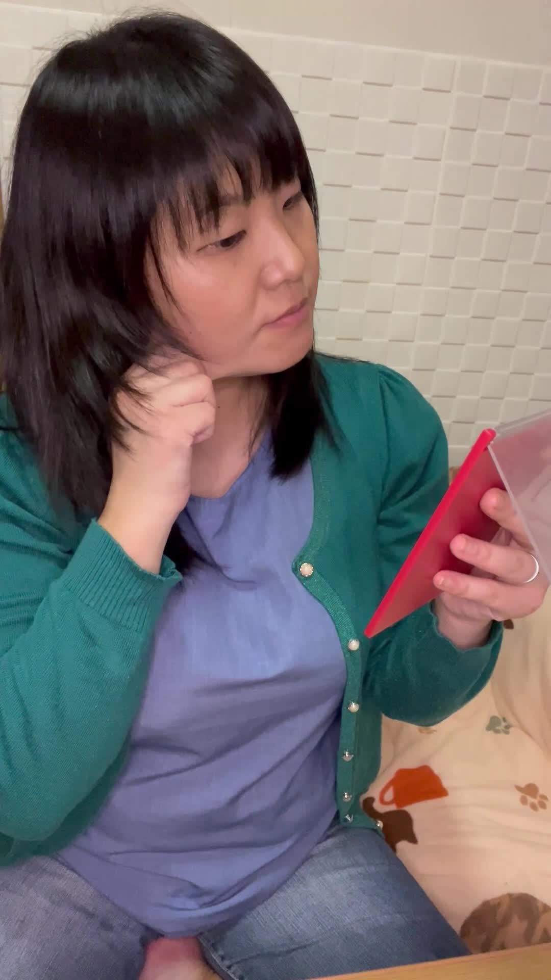 テーブルで鏡を覗き込み、「このたるみ、無くせるかな？」とじっと見つめる姿