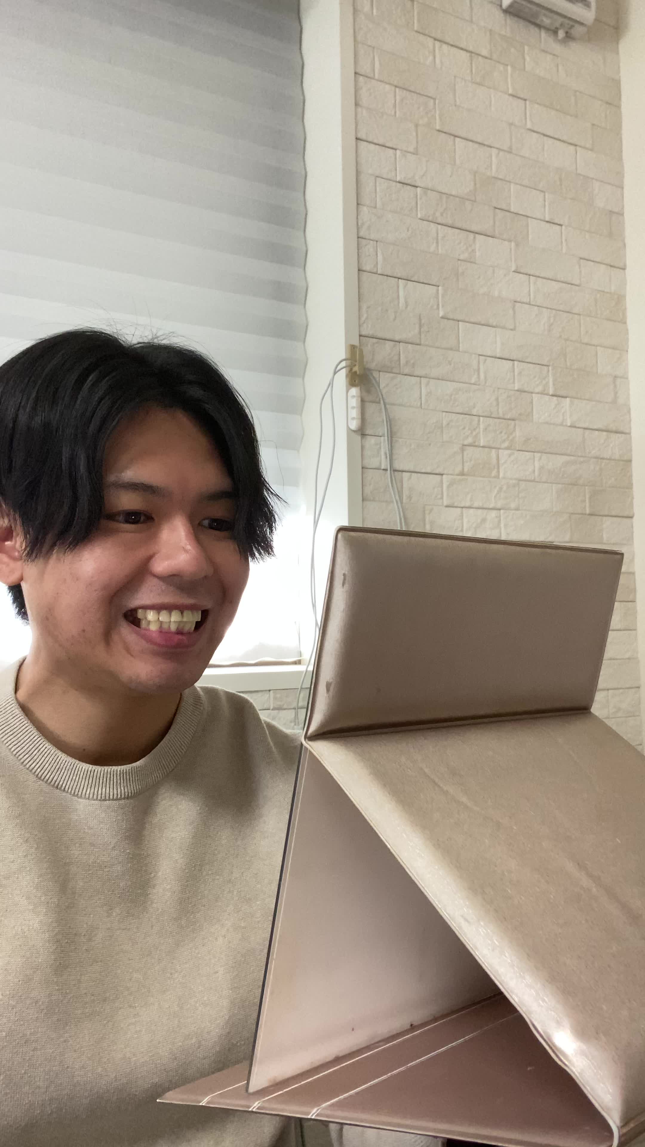 椅子に座り、鏡の前で歯を見つめ、「もう少し整えたい」と悩む表情