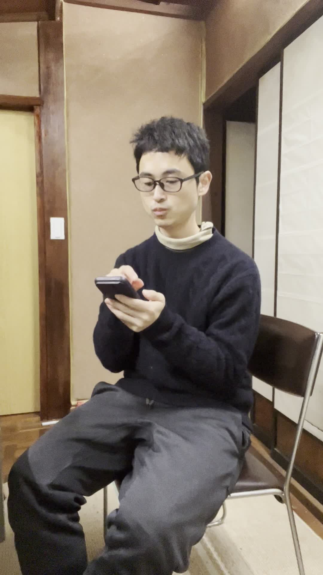 椅子に浅く腰掛け、「応募先の会社のウェブサイトをチェックする」動作