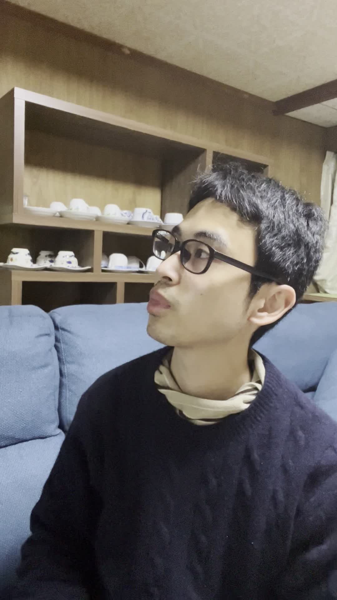 ソファで友達と話しながら、「希望する職種について相談する」リラックスした姿