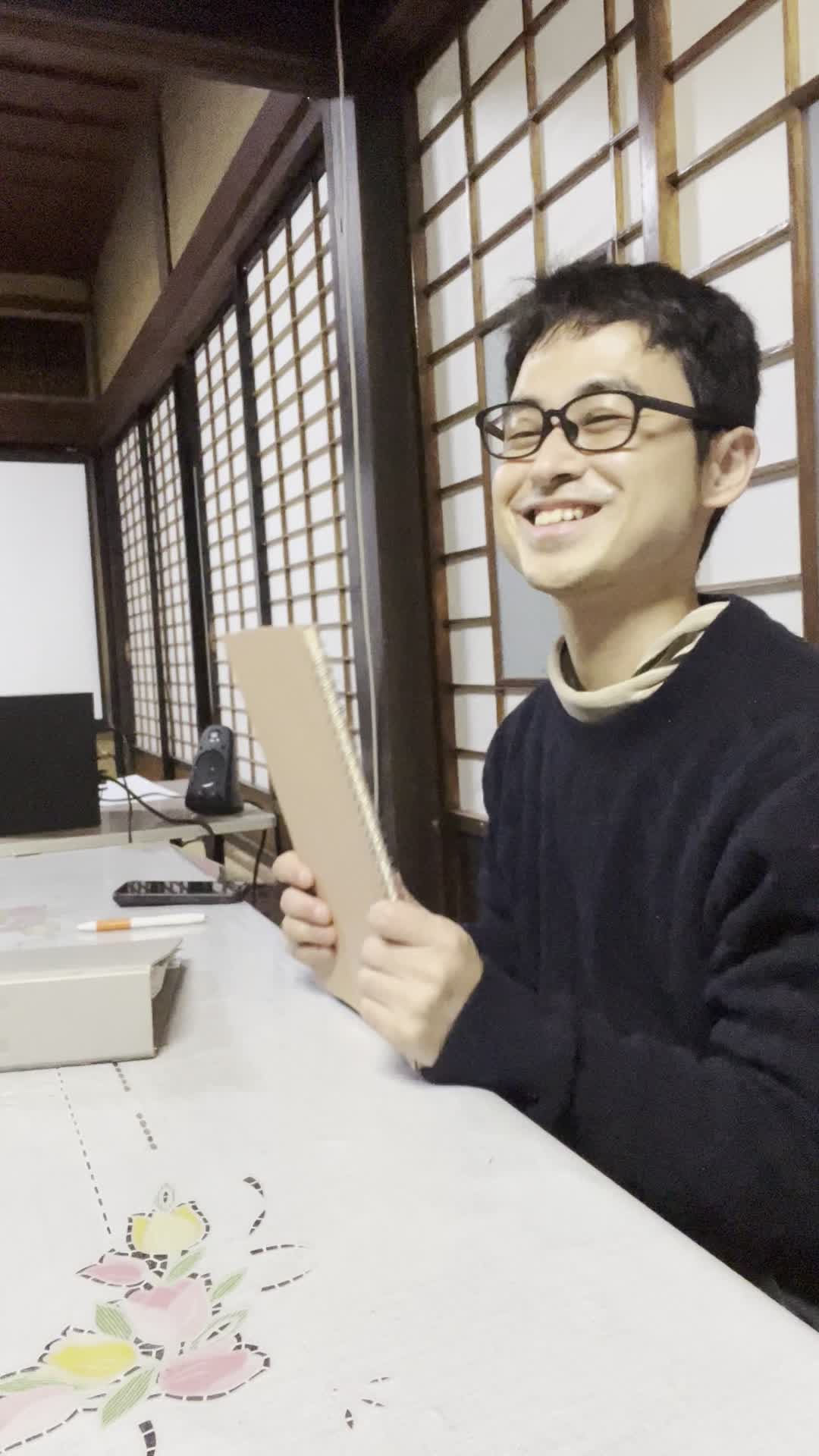 テーブルで応募書類を整理し、「これで準備が整った」と納得する様子