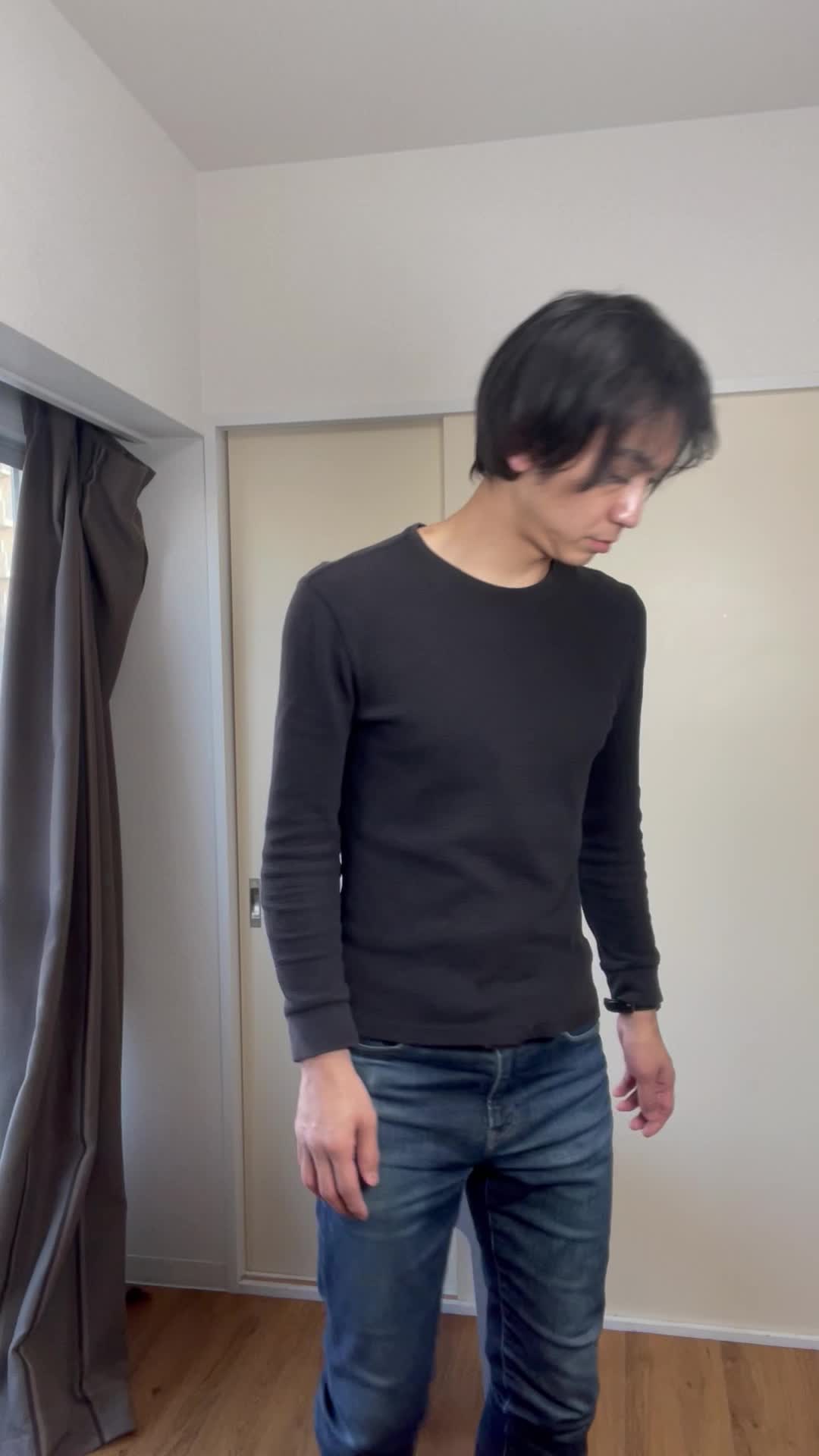 椅子から立ち上がり、「どうして腸の調子がこんなに悪いの？」と肩を落とす姿