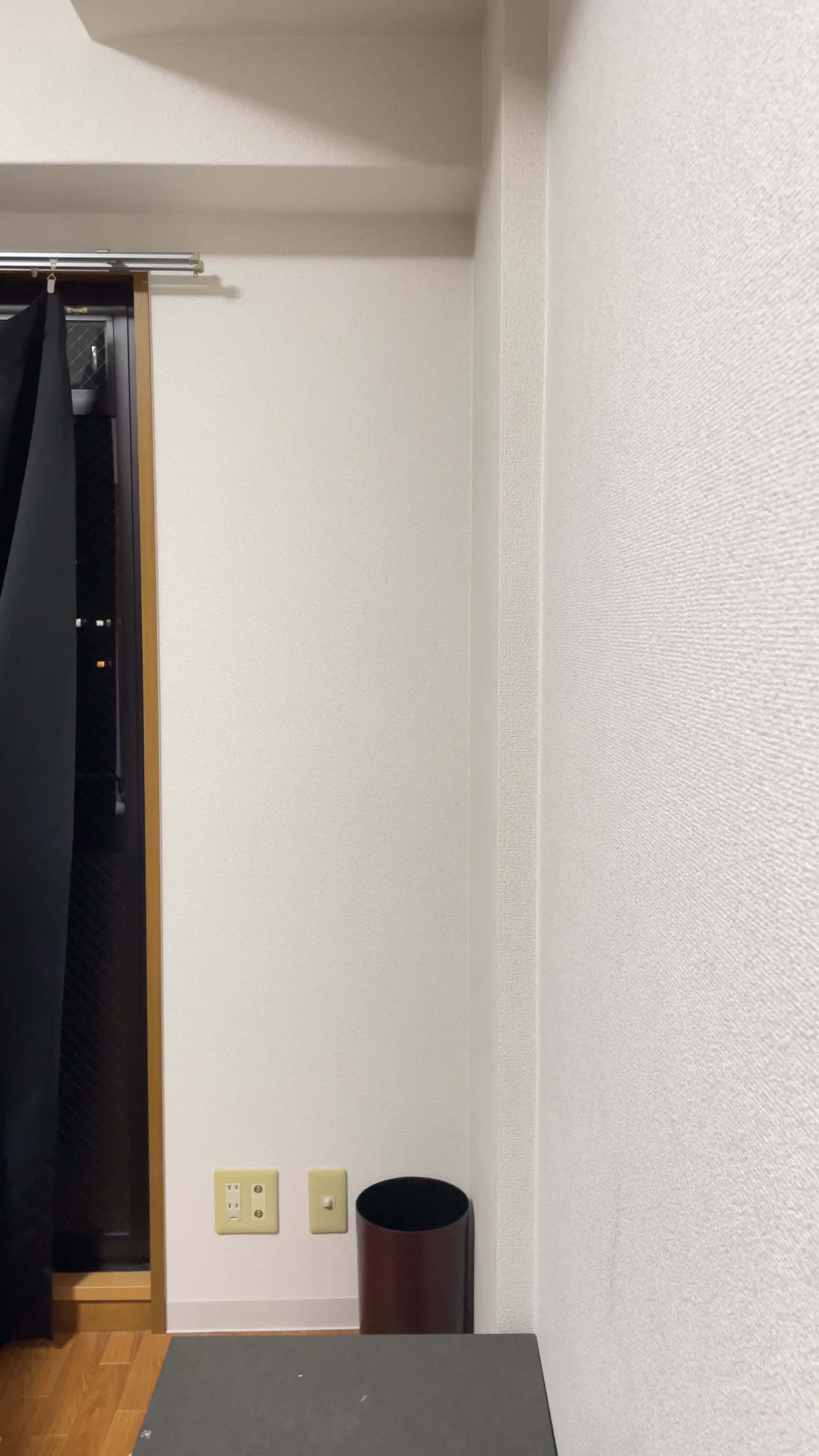 壁に近づいて軽くノックしながら耳を傾ける