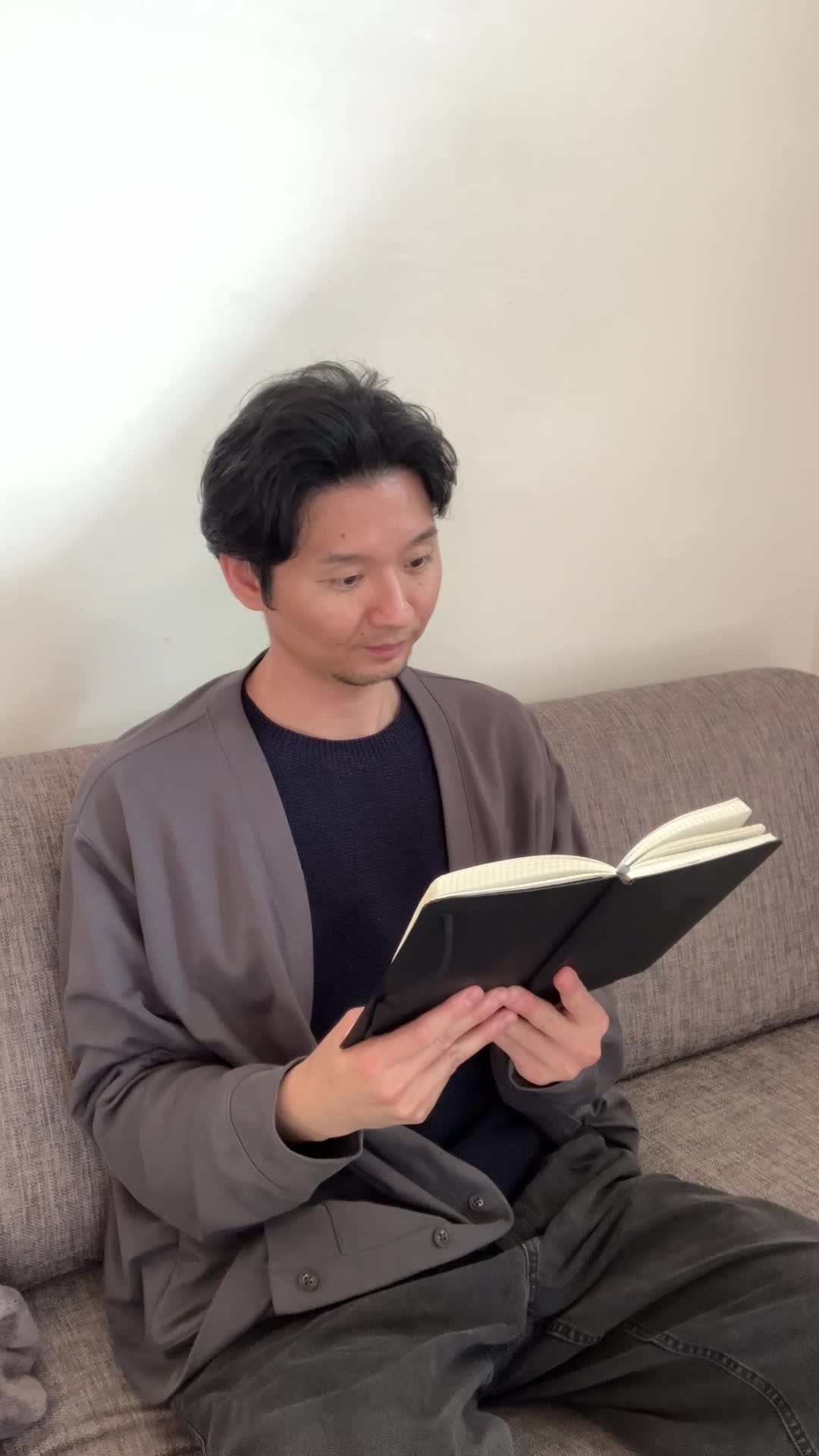 ソファで家計簿を広げながら、「この保険料なら大丈夫かも」と軽く頷く姿