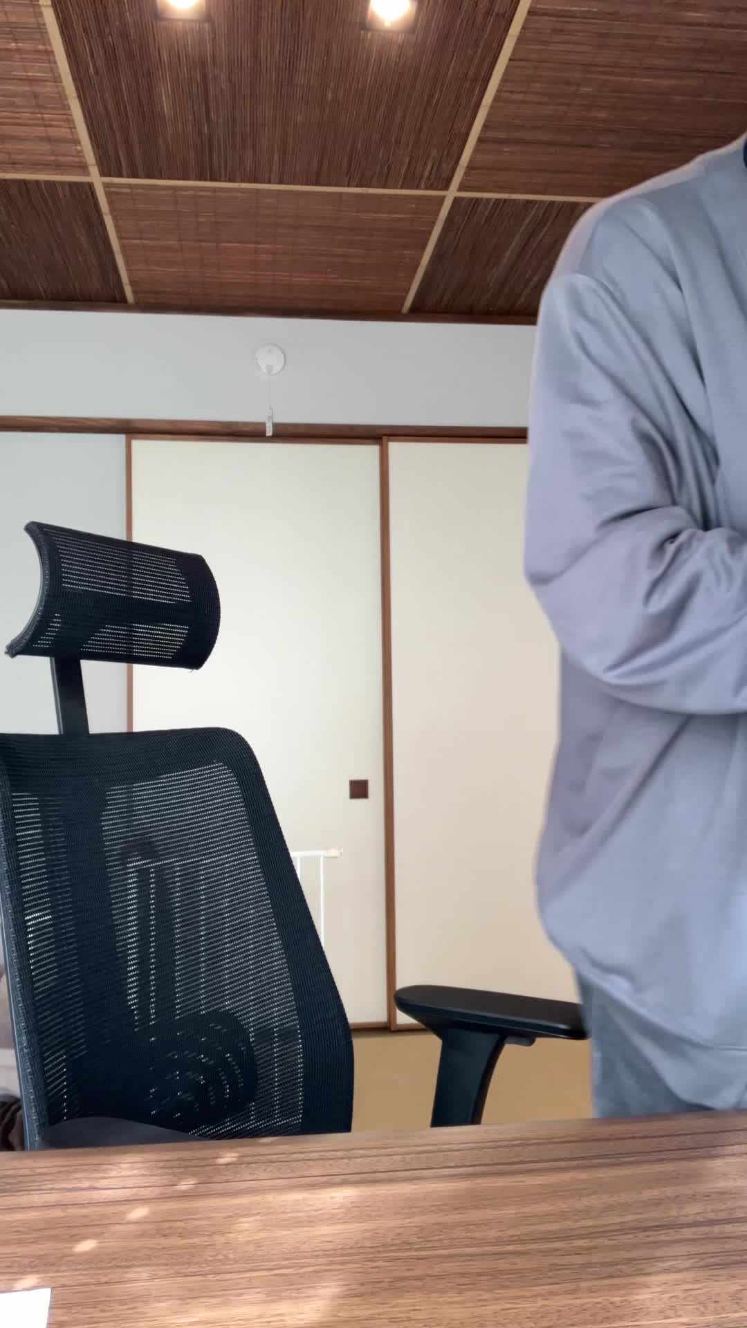 椅子に腰掛け、資料を閉じて「これで次のステップに進もう」と決意を示す表情