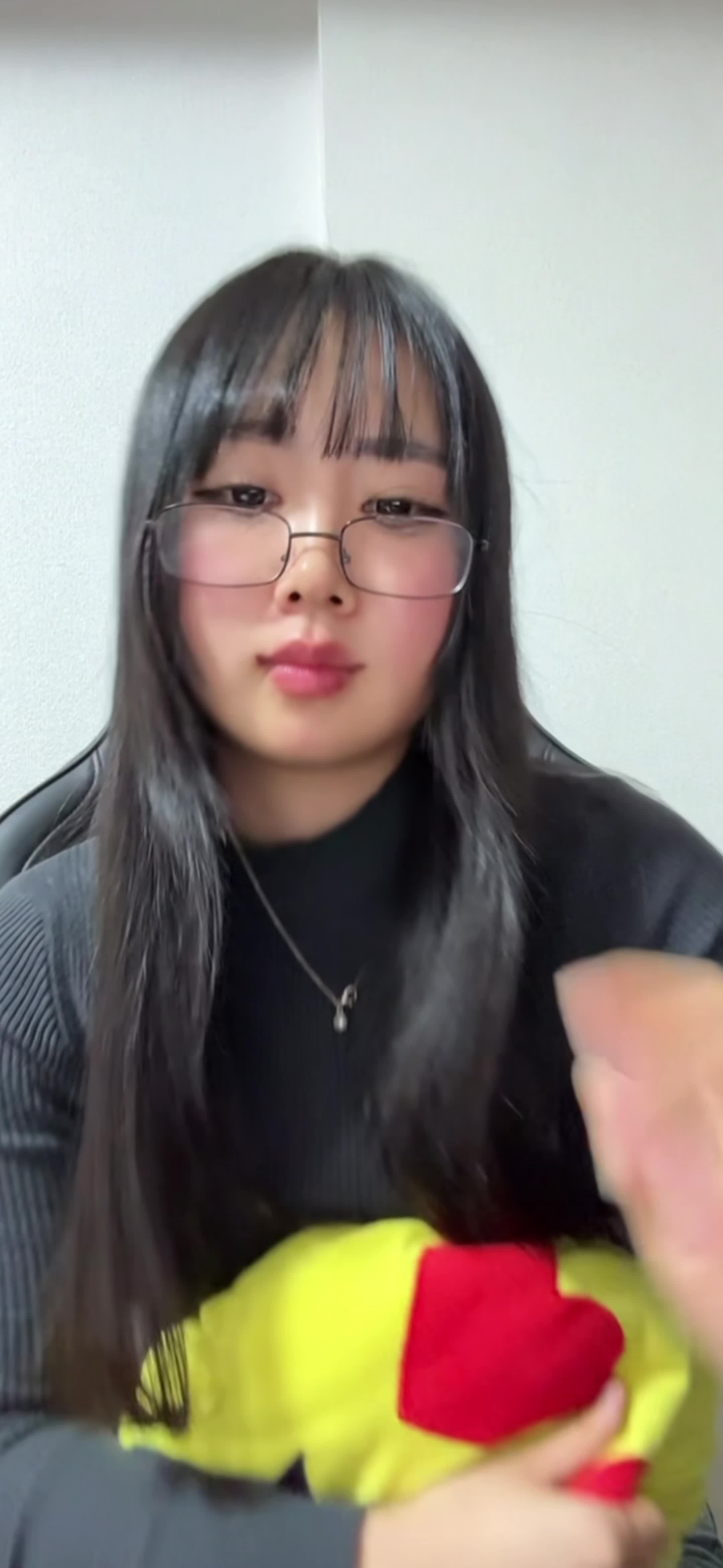 ソファでクッションを抱え、「家族のためにどのプランがいいんだろう」と悩む様子