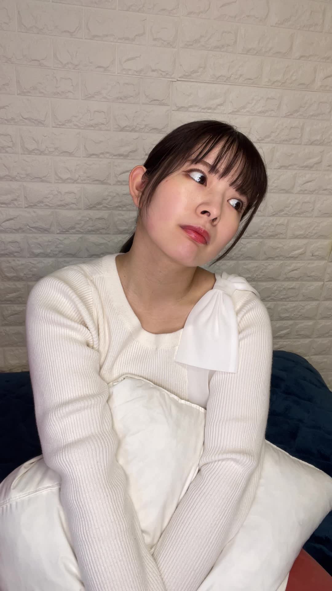 ソファでクッションを抱え、「家族のためにどのプランがいいんだろう」と悩む様子