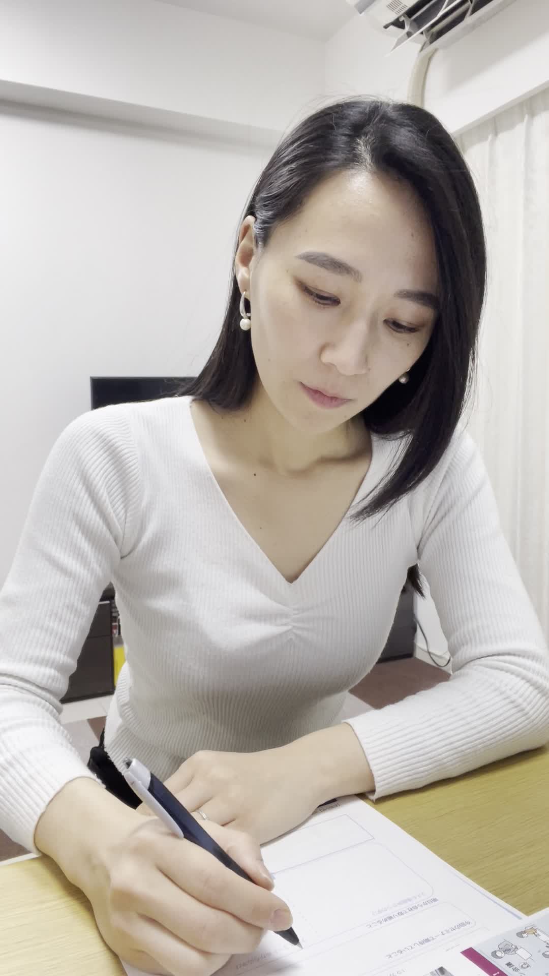 テーブルに広げたメモに職務経歴を書き込んでいる
