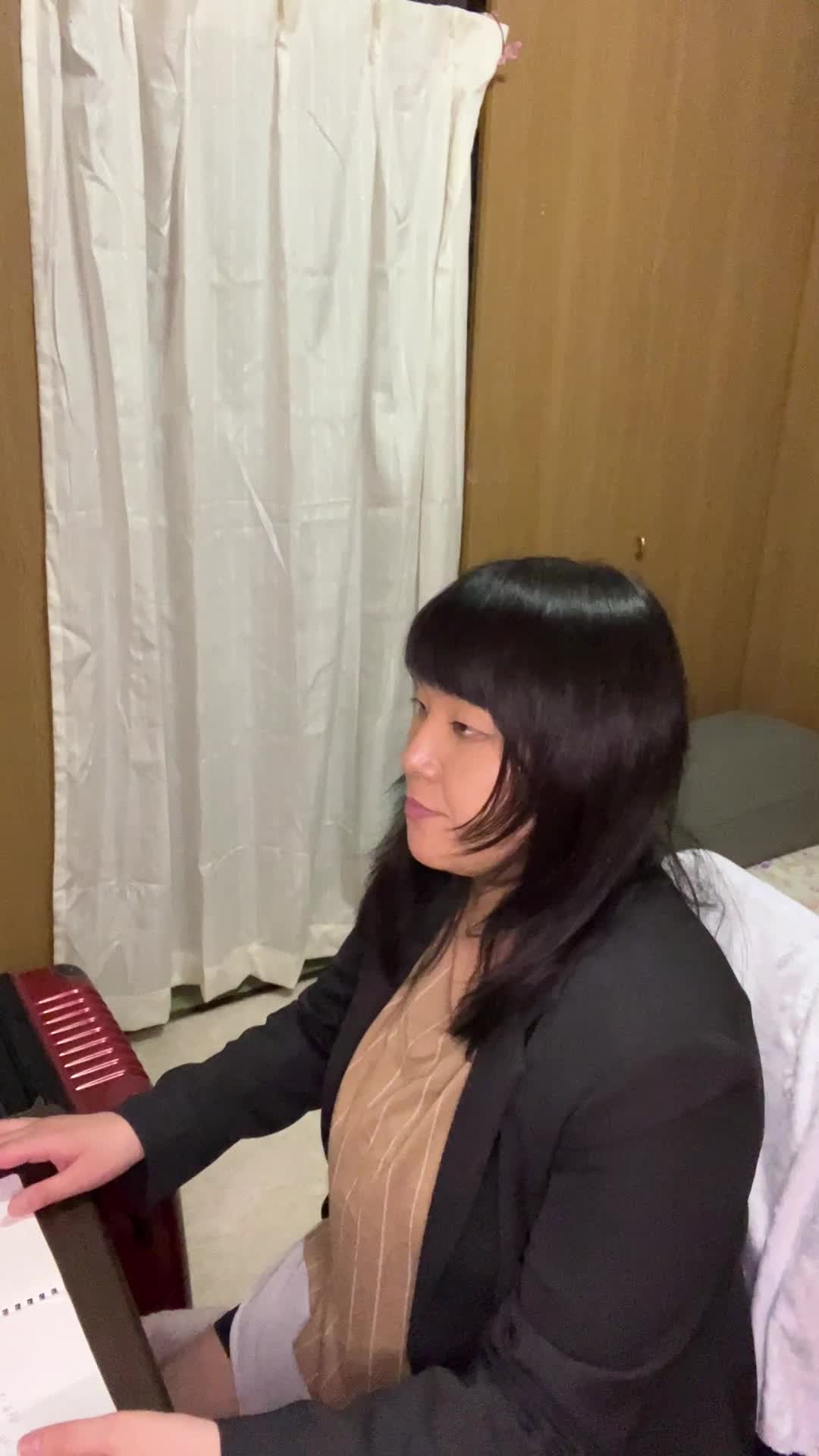 椅子から立ち上がり、手帳を閉じて「次のステップに進む準備完了」風のポーズを取る姿