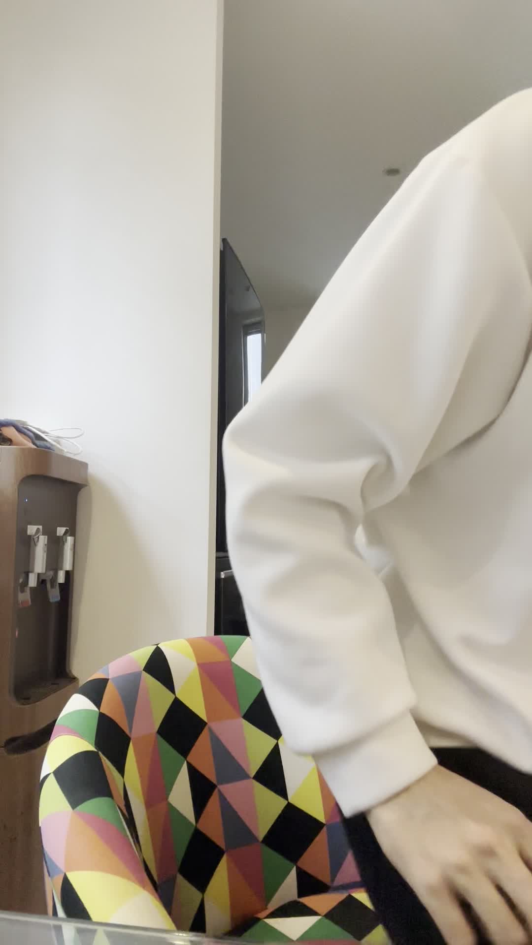 椅子に座り直し、「治療費について調べてみよう」と電卓を操作する動作