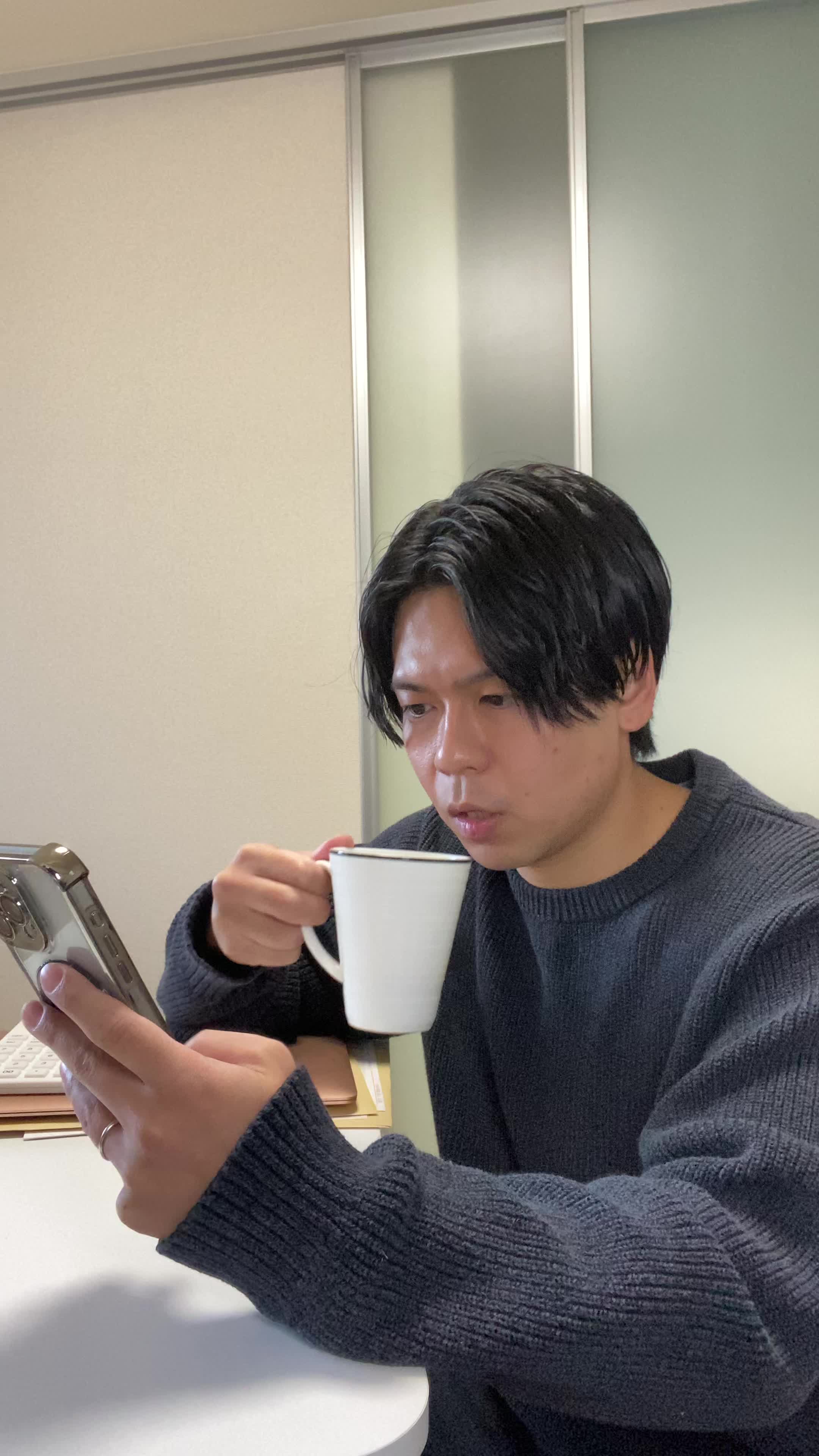 テーブルでドリンクを片手に、「次のセールに向けてリストを作る」集中した姿