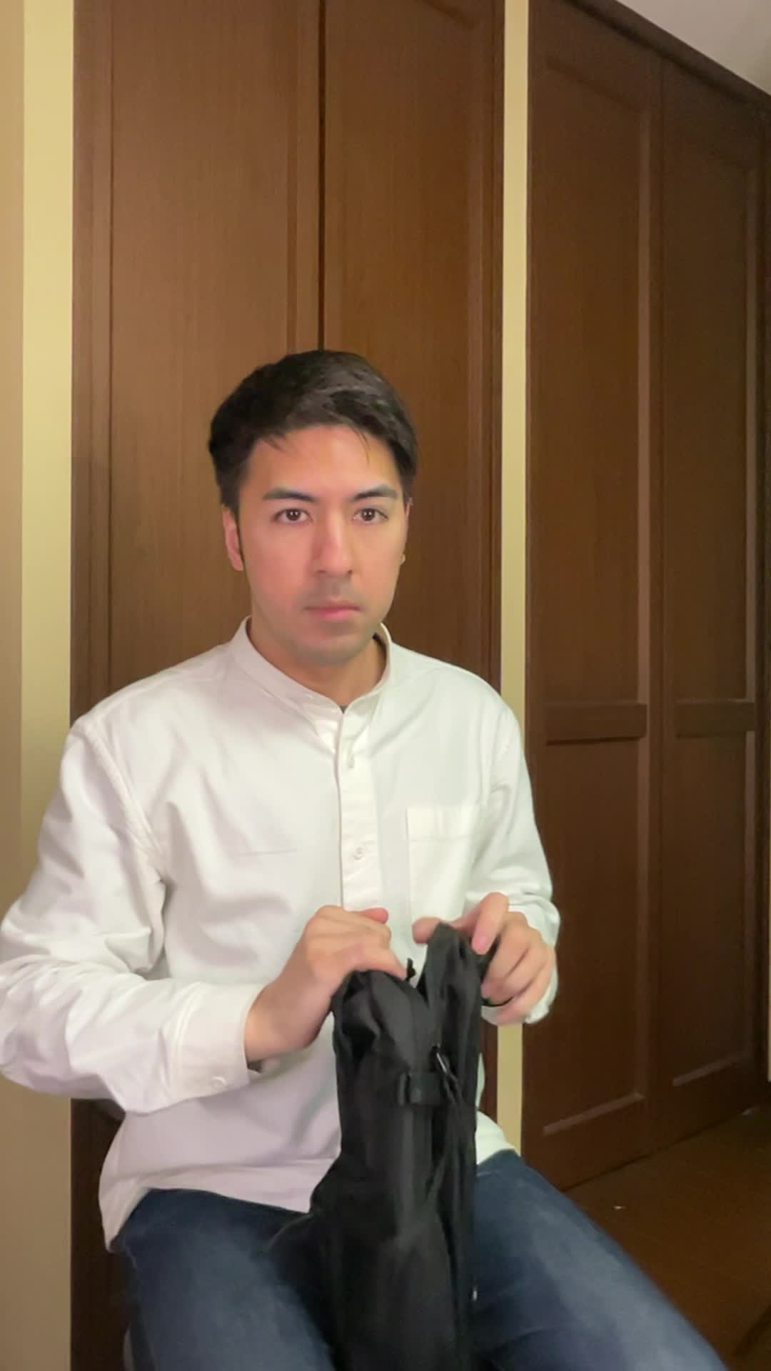 ソファでカバンの中を確認しながら、「体臭ケアスプレーを常備する」様子