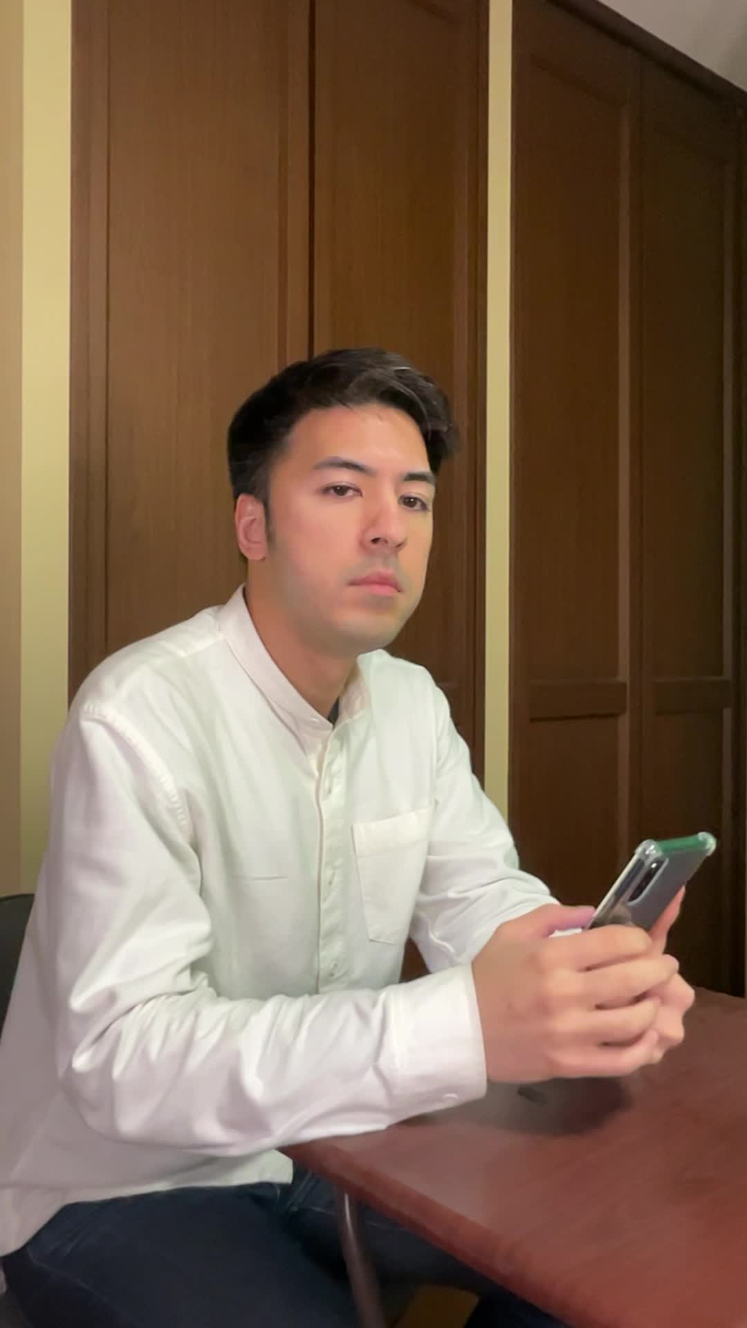 テーブルでスマホを操作しながら、「体臭ケアのおすすめ商品を調べる」集中した様子