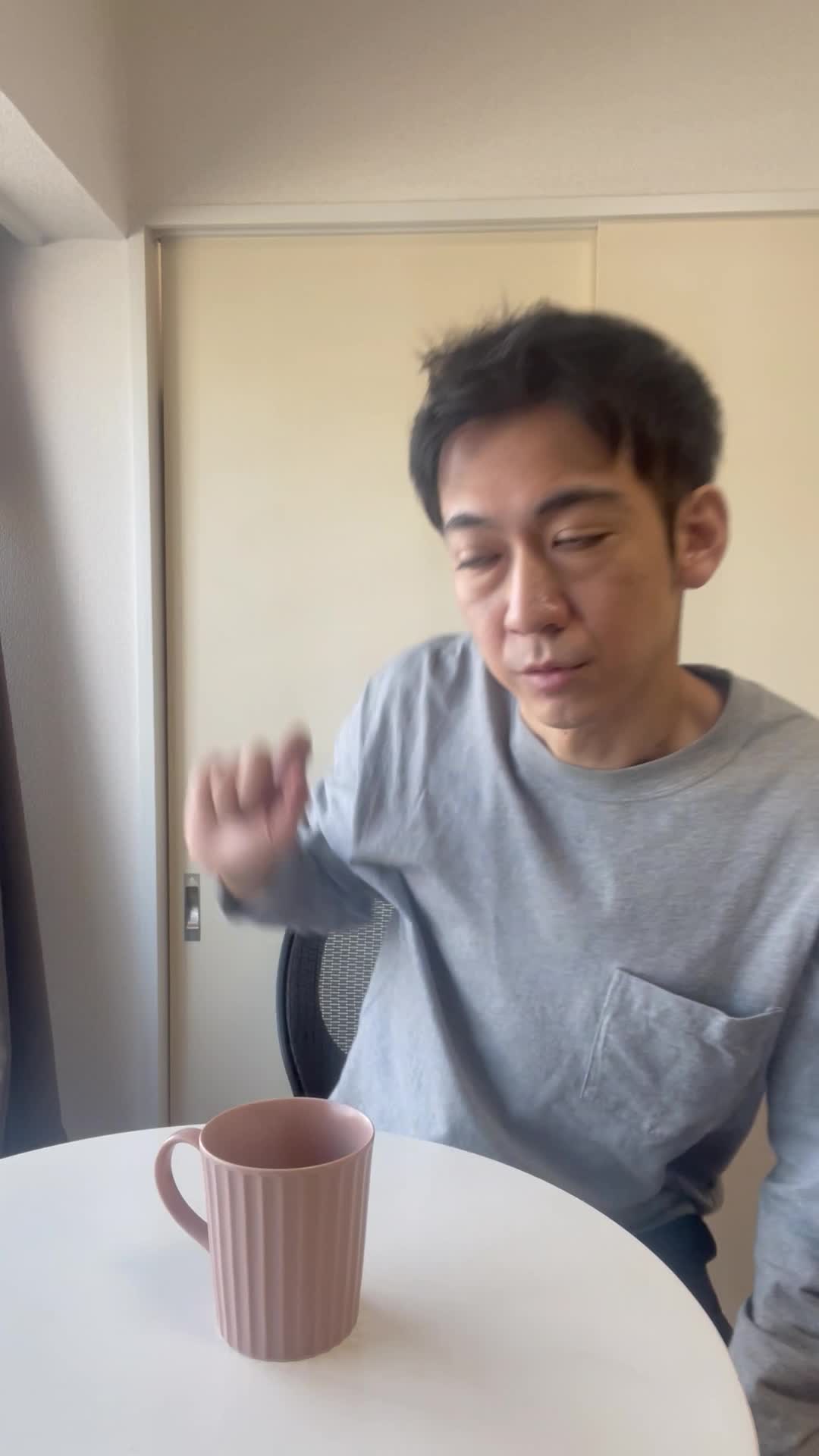 椅子に深く腰掛け、「体調を戻す方法をじっくり考えている」集中した表情