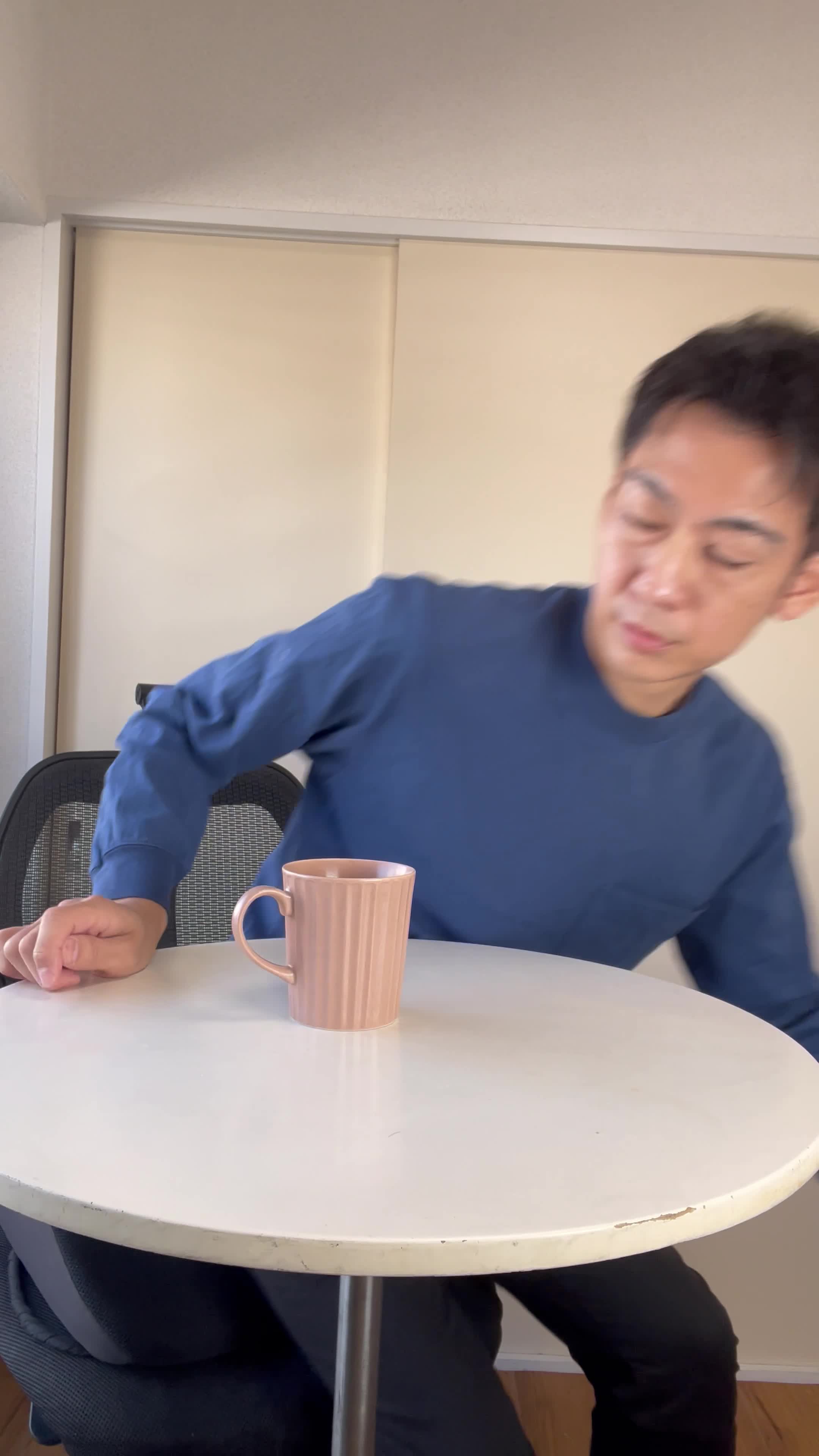 テーブルで飲み物を前に置き、「これが体に効けば嬉しい」と試す前の期待の様子