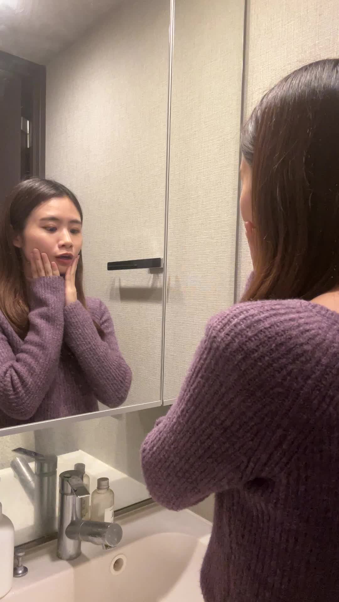 鏡越しに「もっとはっきりした輪郭になりたい」と期待を込めた表情を見せる