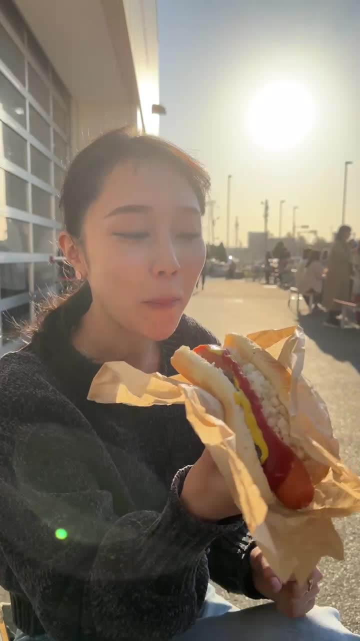ホットドッグを喰らう