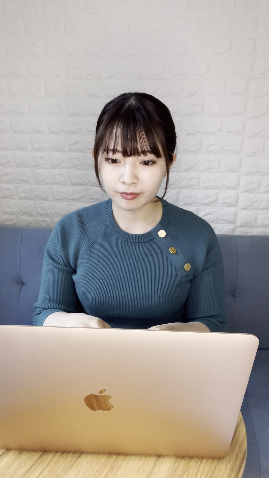 パソコン画面を指差しながら、「これしかない！」と言いたげなガッツポーズ
