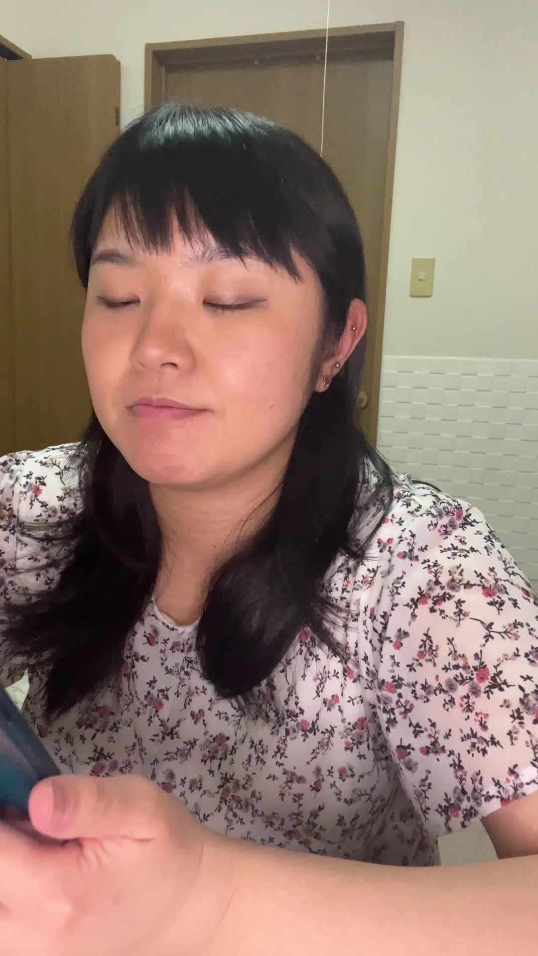 椅子に浅く腰掛け、スマホを握りしめながら「次のメッセージ、早く来ないかな」と待つ動作