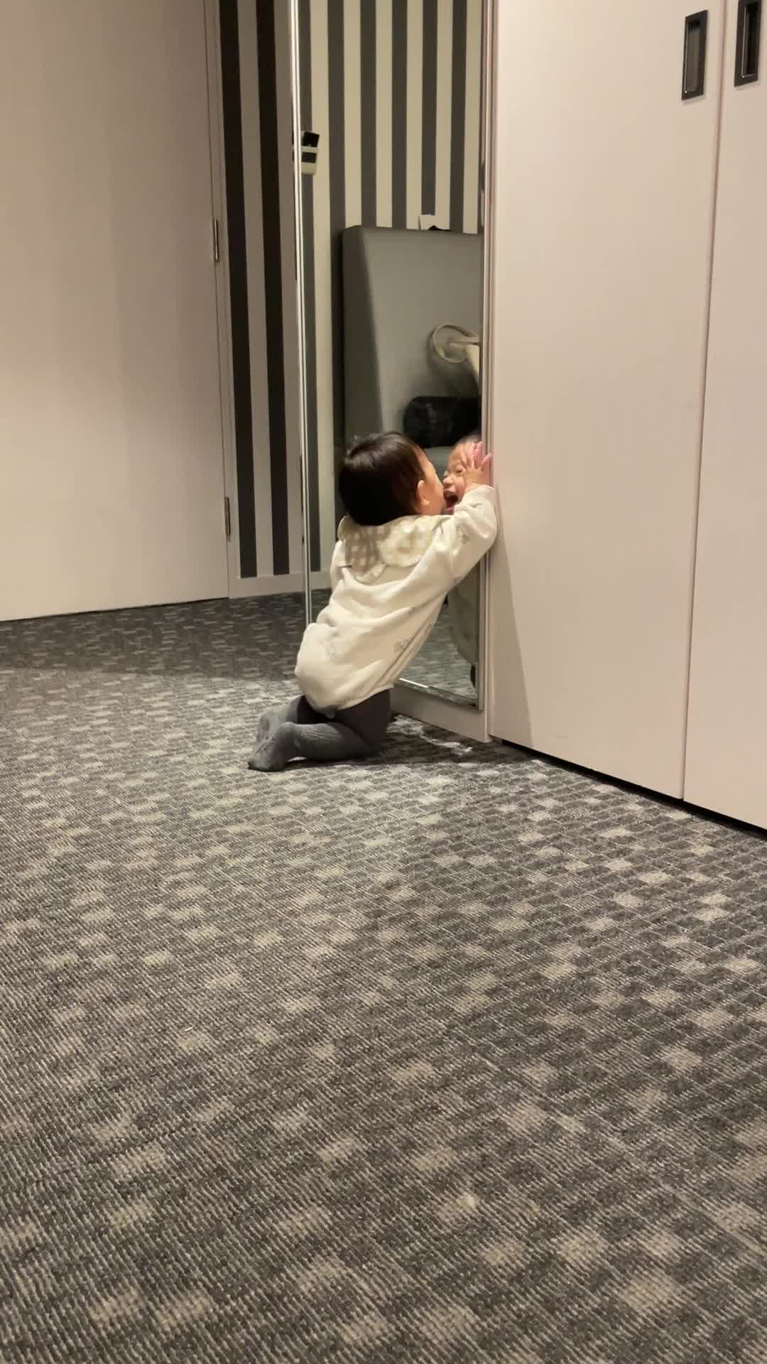 鏡の自分とあそぶゆゆ