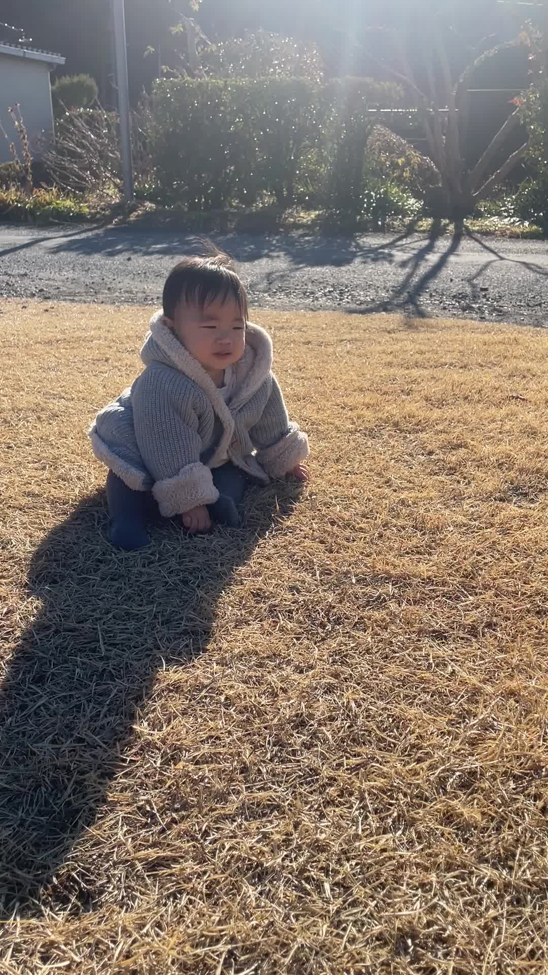 芝生で自然を感じるゆゆ
