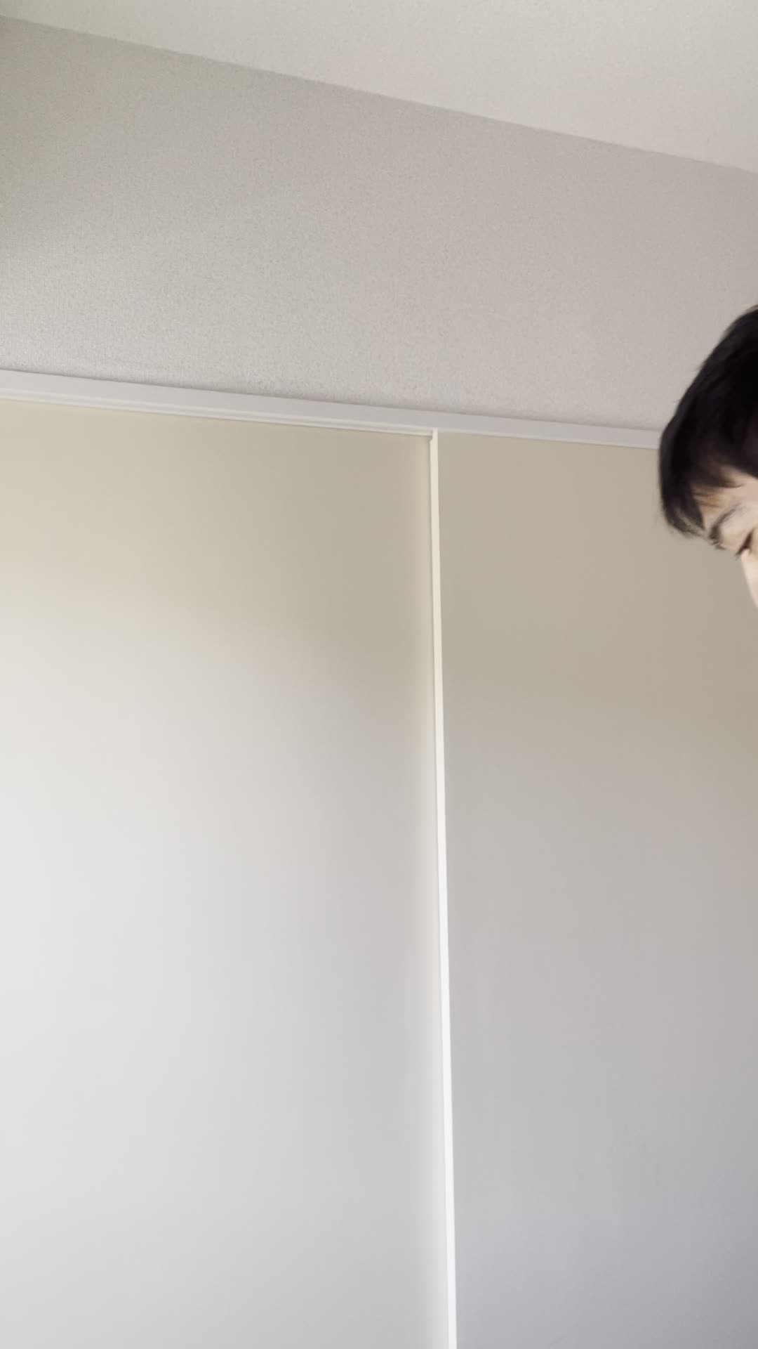 部屋を歩き回りながら時折立ち止まって考え込む表情