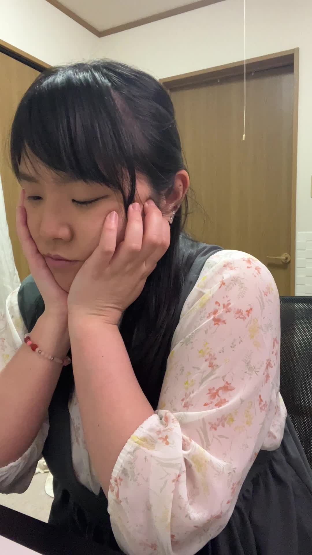 椅子に浅く腰掛け、顔に手を当てて「これをどう解くんだ…」と悩む姿